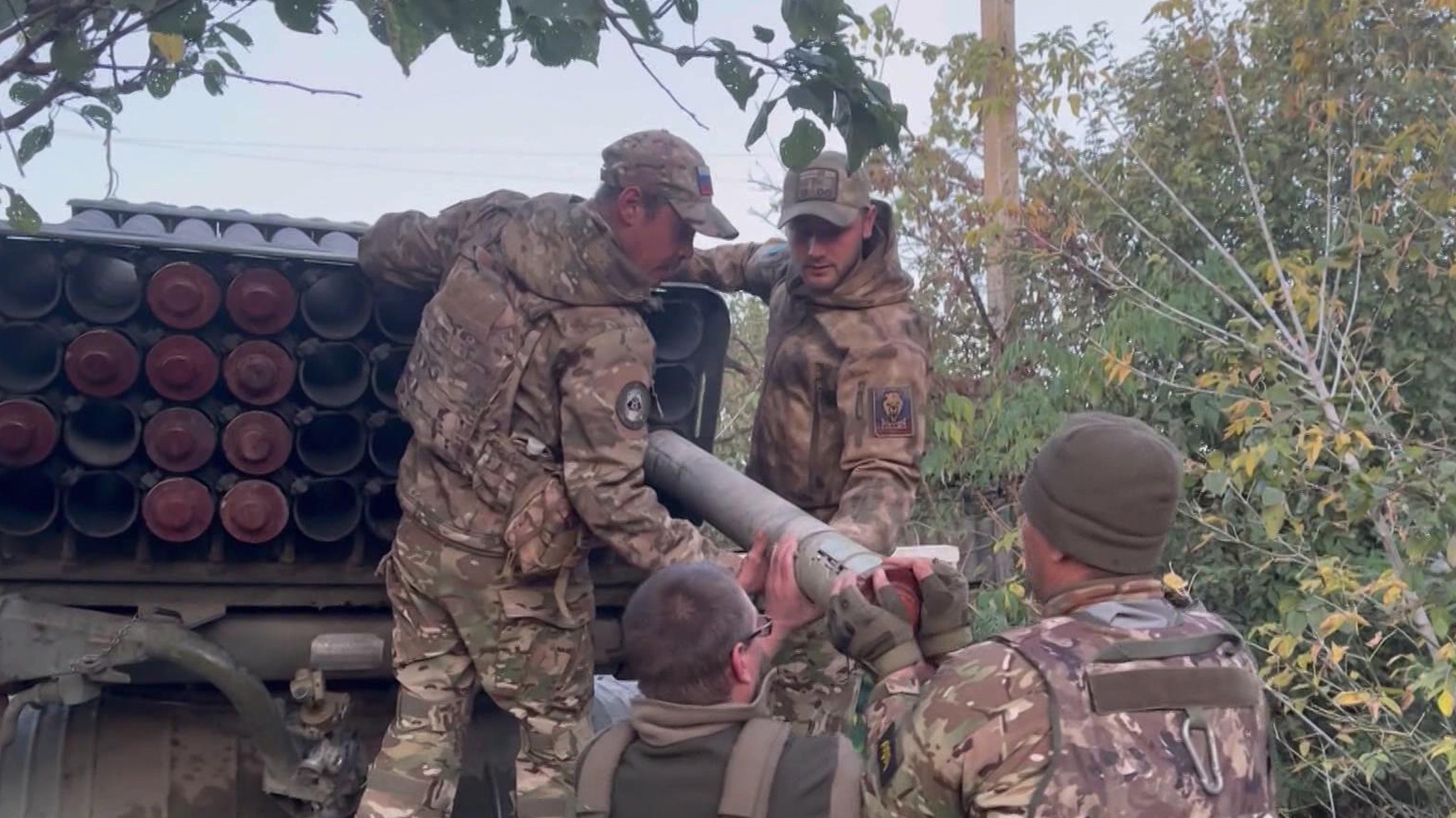 Противник скован ударами нашей артиллерии и действиями десантников