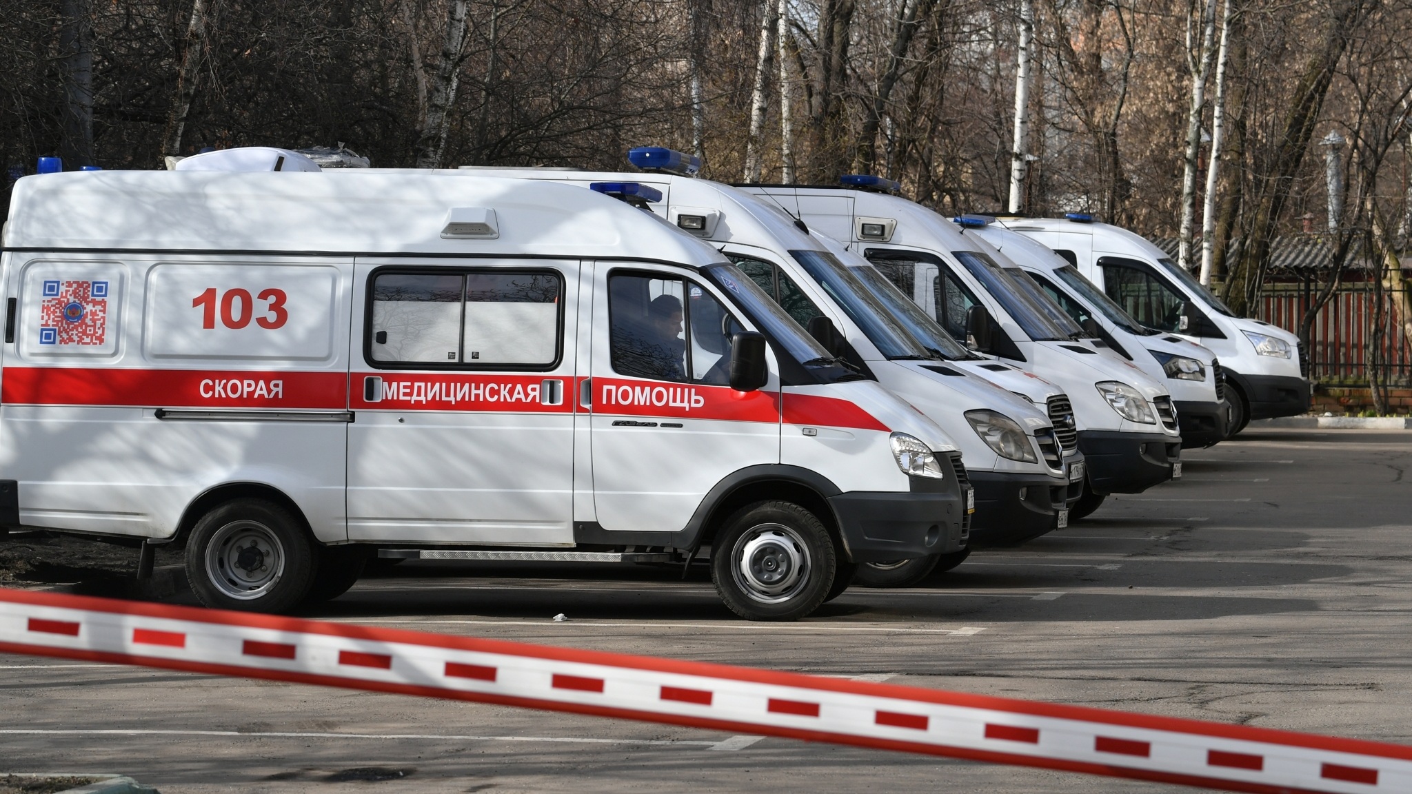 Закон, разрешающих водителям машин скорой и пожарных таранить неправильно припаркованные авто
