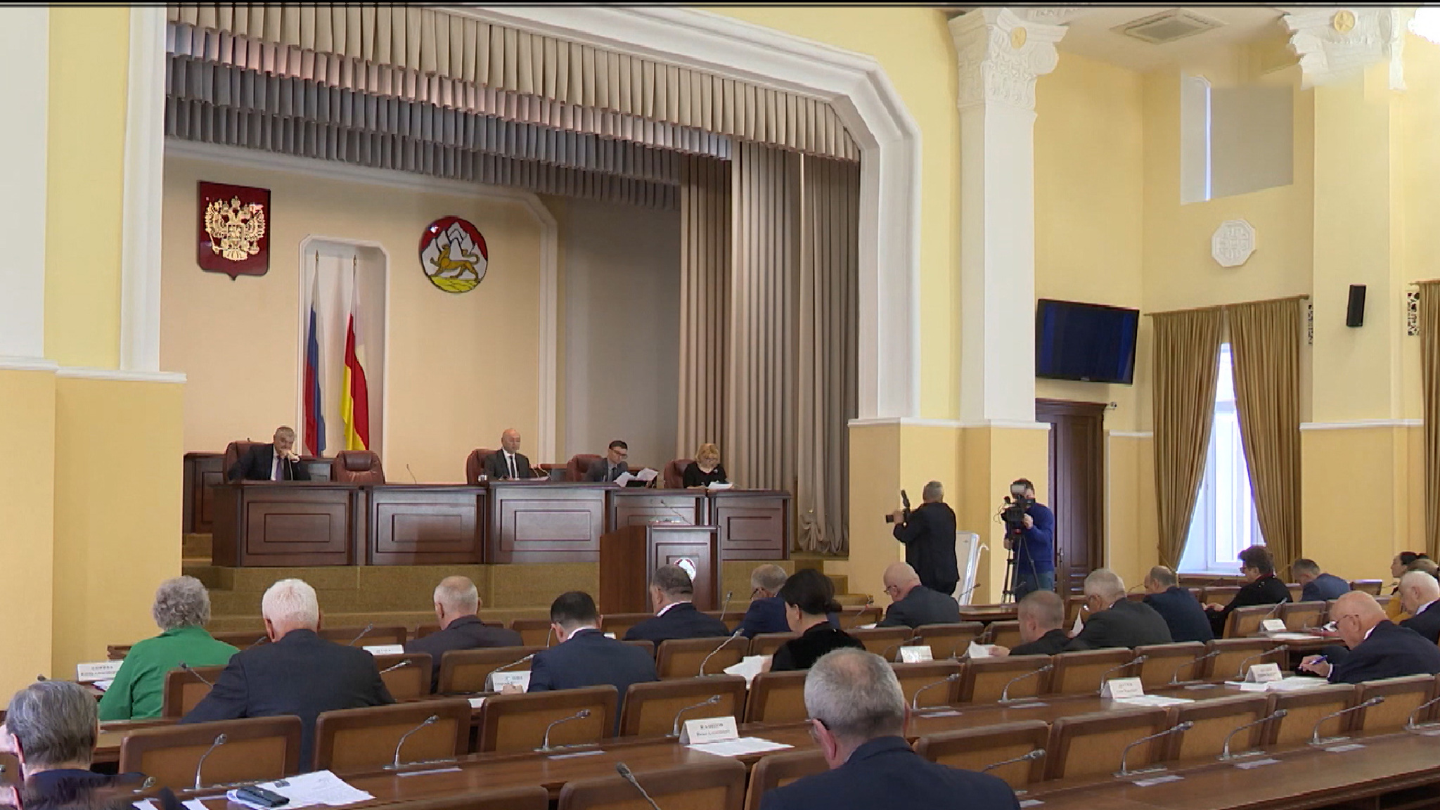 Совет парламента рассмотрел ряд вопросов в сферах ЖКХ, трудовых отношений, туризма