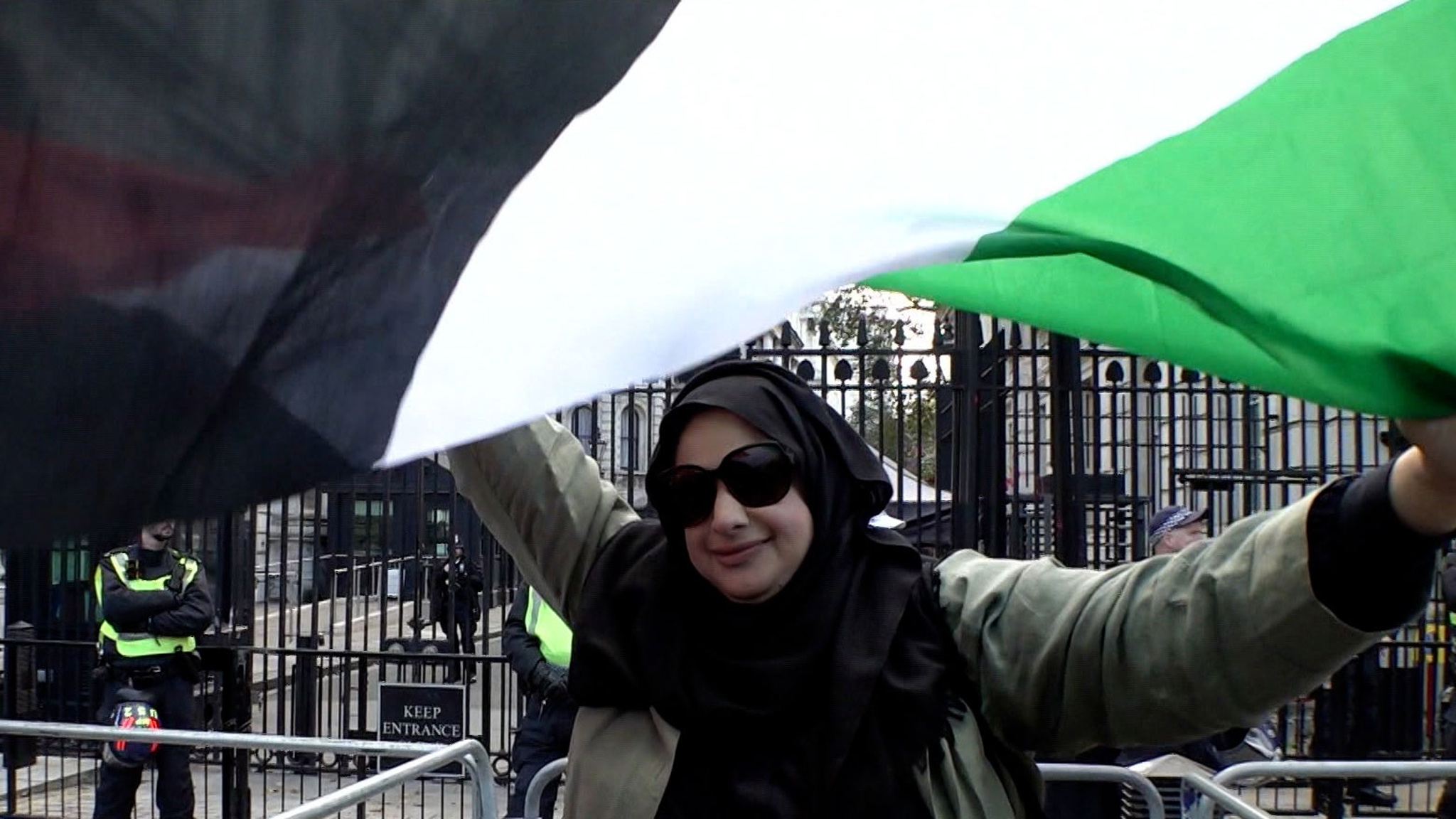 Многотысячные митинги и столкновения с полицией – на улицах европейских столиц