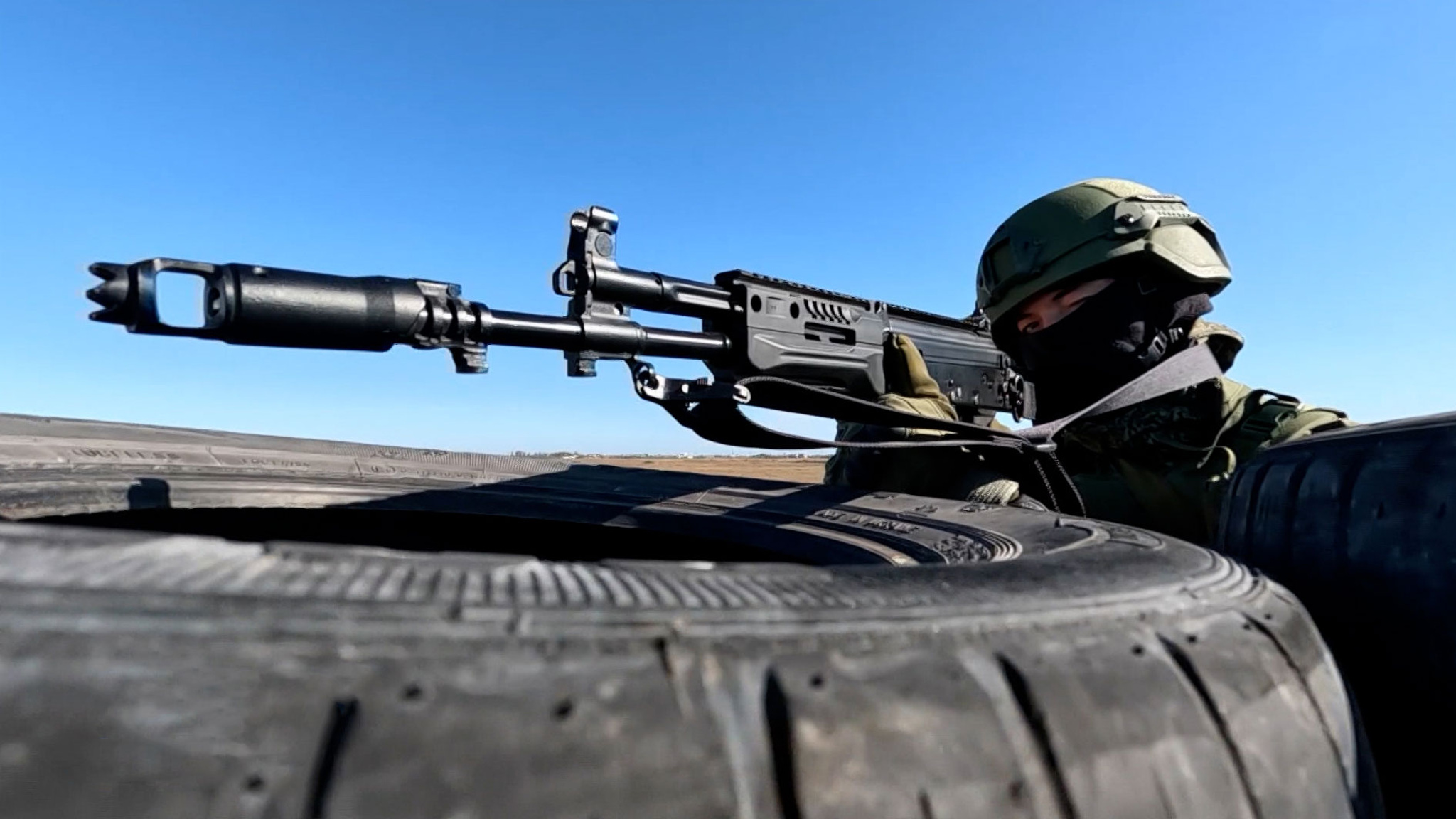 "Град" на вражеских позициях и обучение добровольцев на полигоне