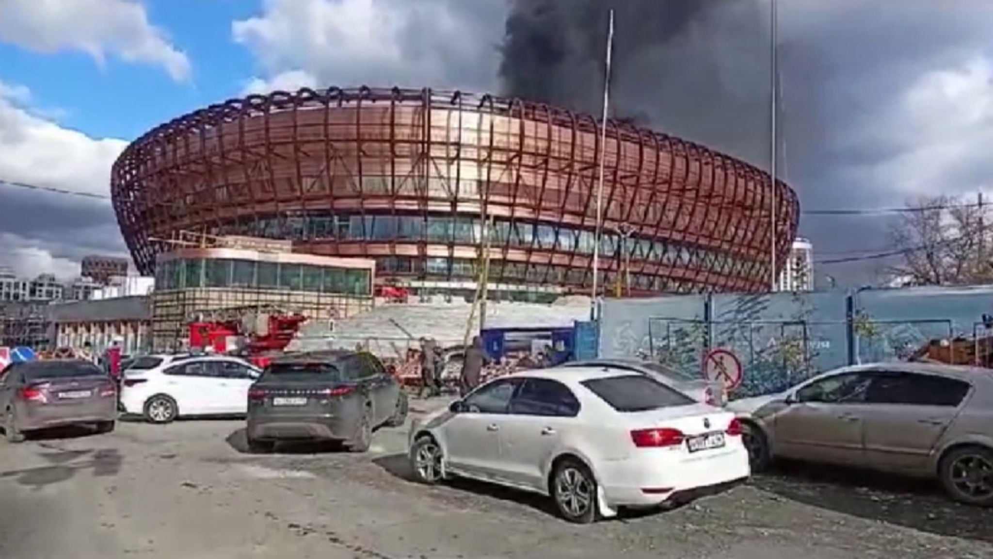 В Екатеринбурге на крыше строящейся ледовой арены произошло возгорание