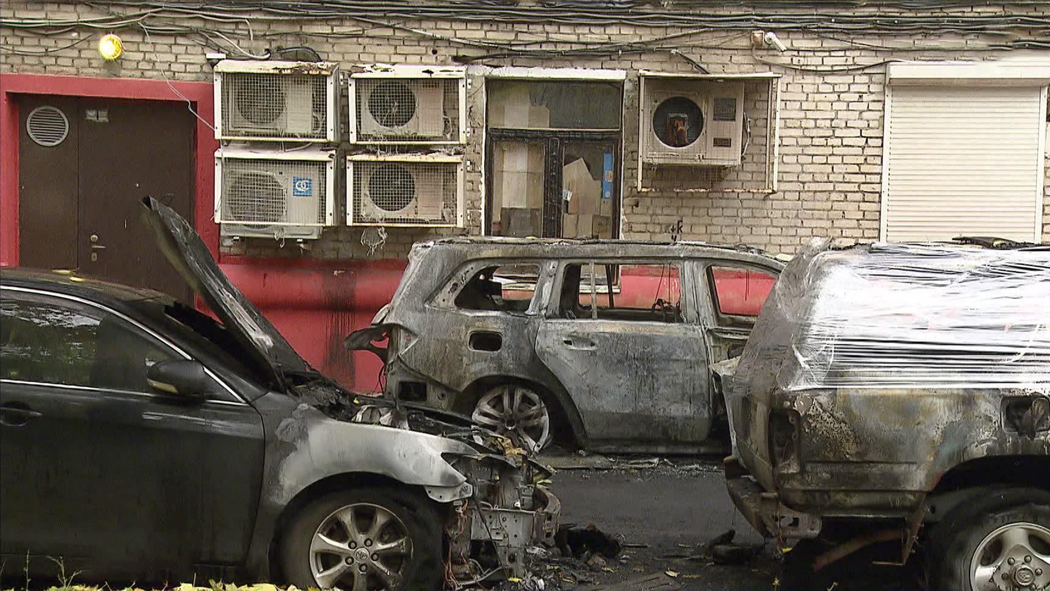 На юге Москвы сгорело несколько автомашин