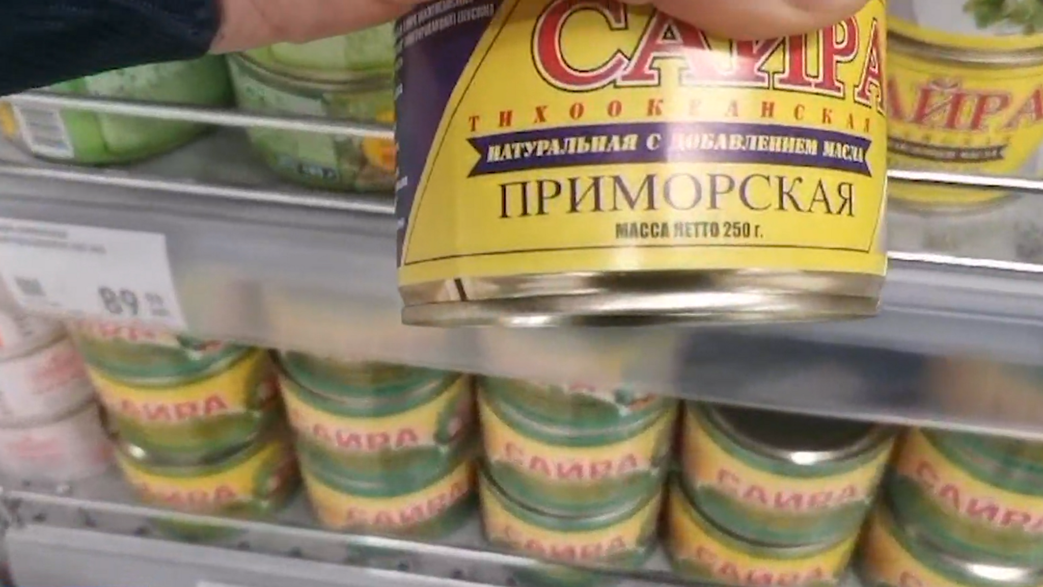 "Сайровый" скандал – продолжение: Консервы за ночь исчезли с полок известной торговой сети