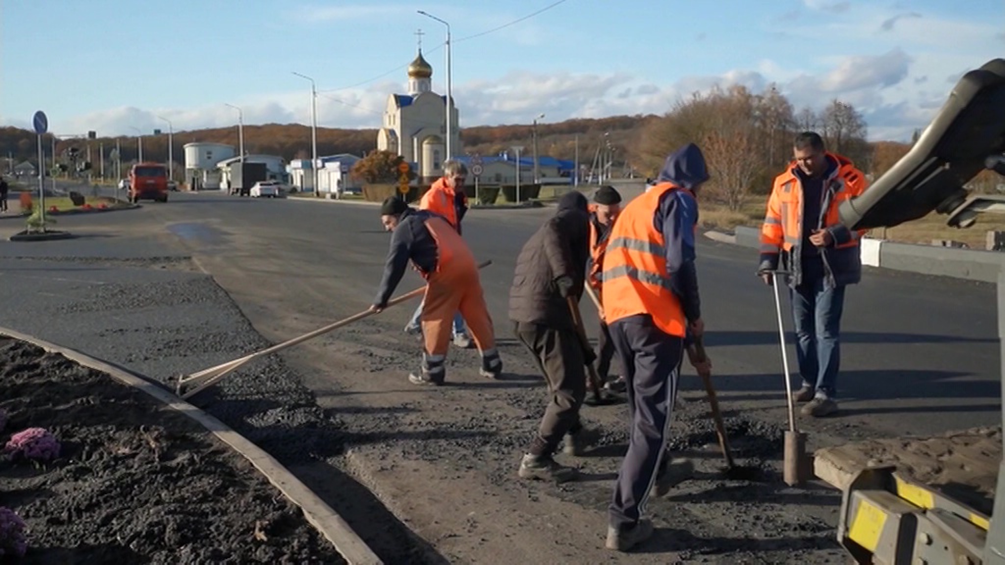 В Шебекине ремонтируют дороги и улучшают транспортную логистику