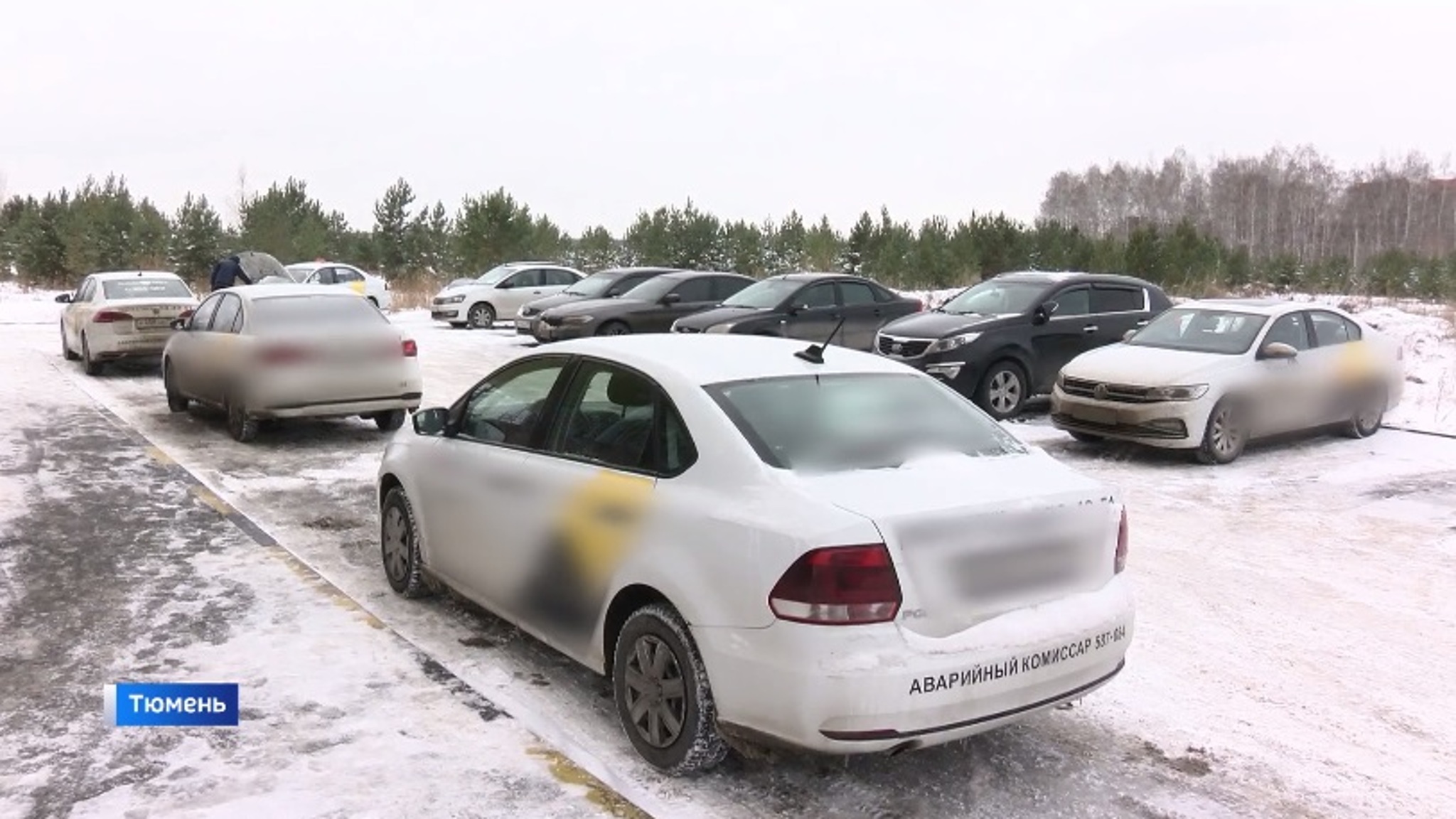 Стихийная парковка такси образовалась во дворе тюменской многоэтажки