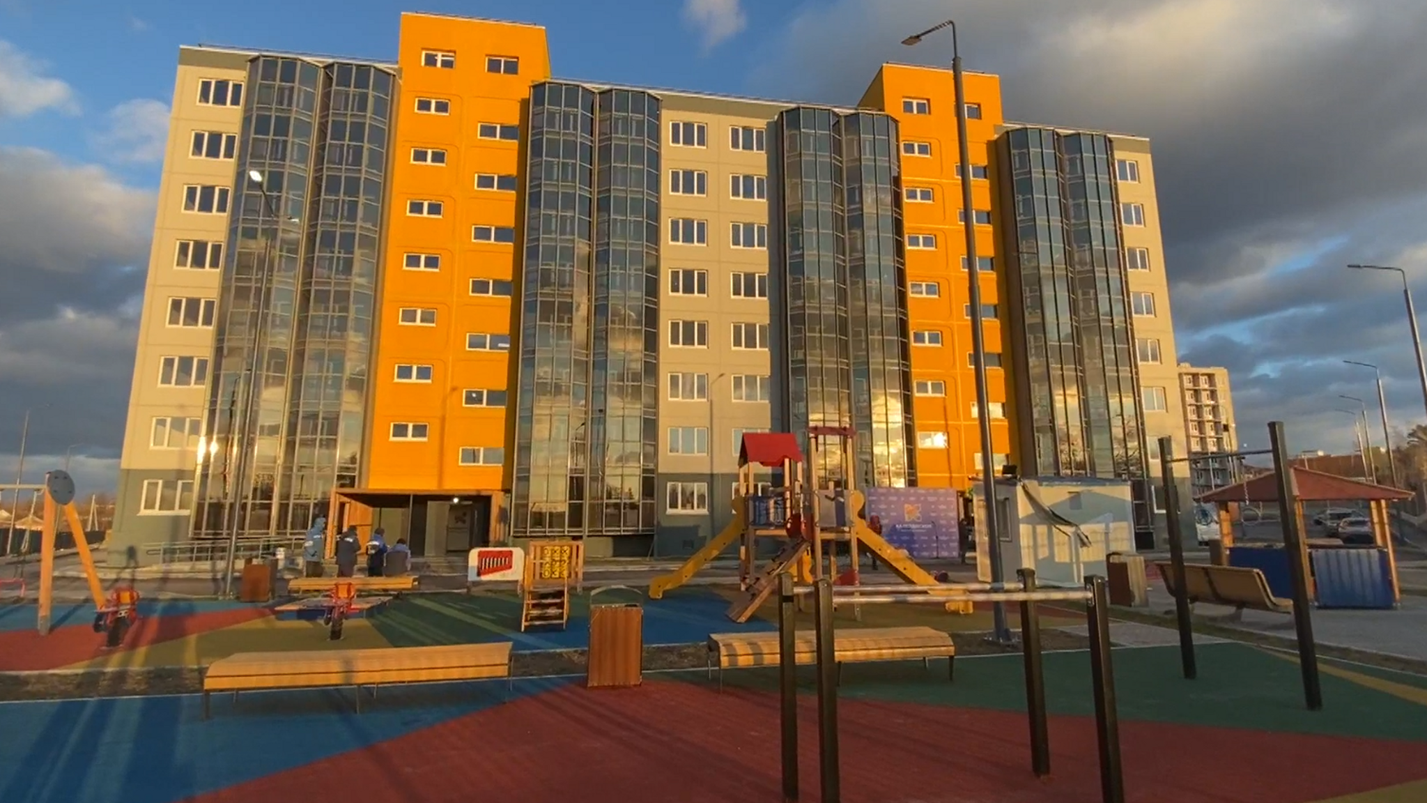 Пятьдесят пять человек получили ключи от новых квартир в Артеме