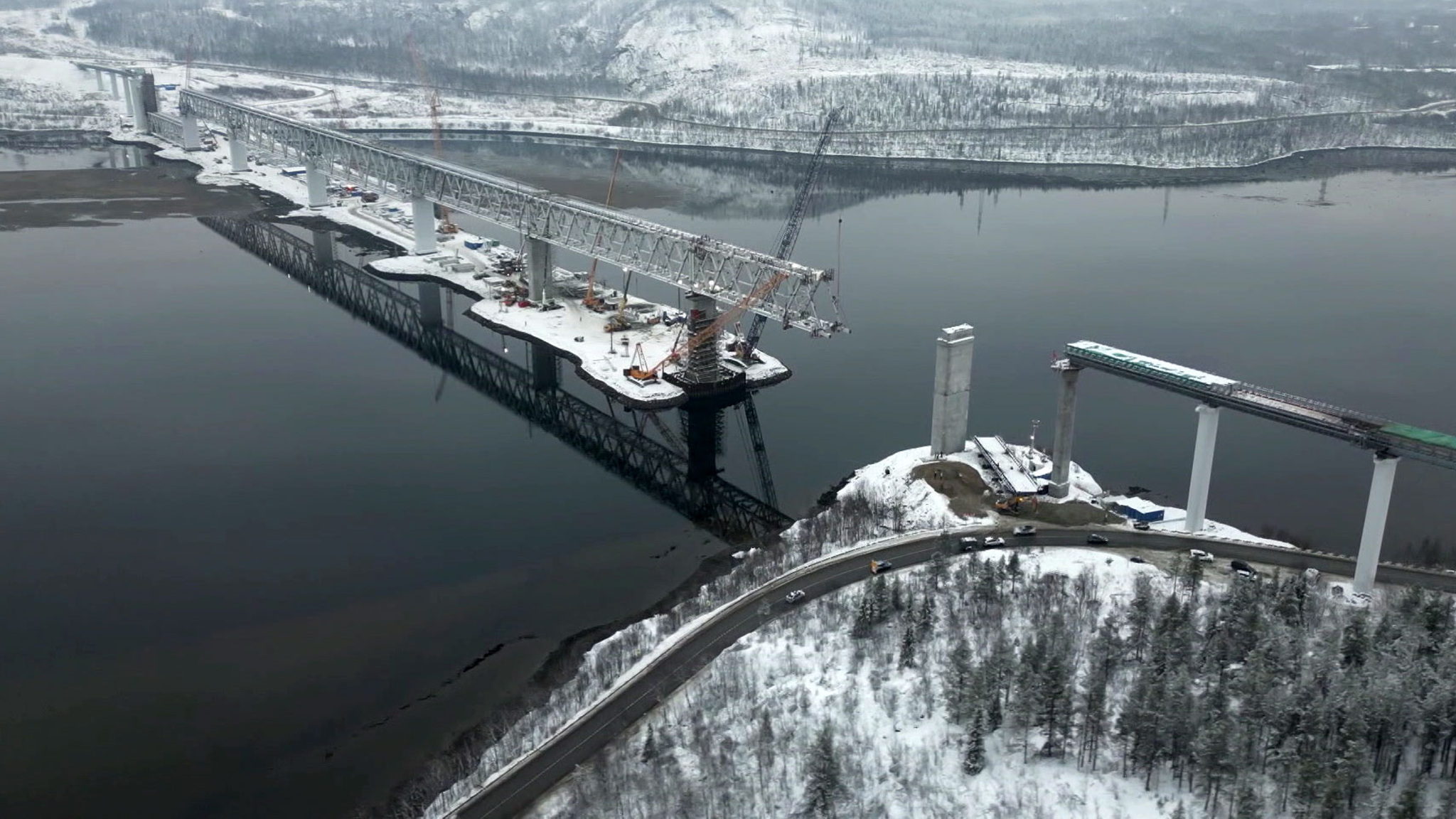 В Кольском заливе возводят железнодорожный мост через Тулому