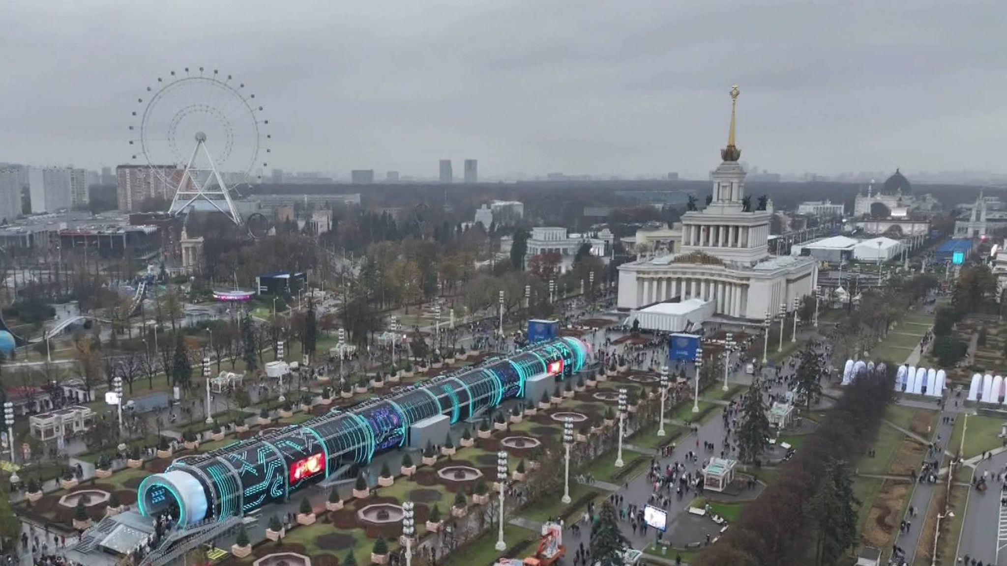 Выставка "Россия": успехи медицины, новые технологии и космическая свадьба