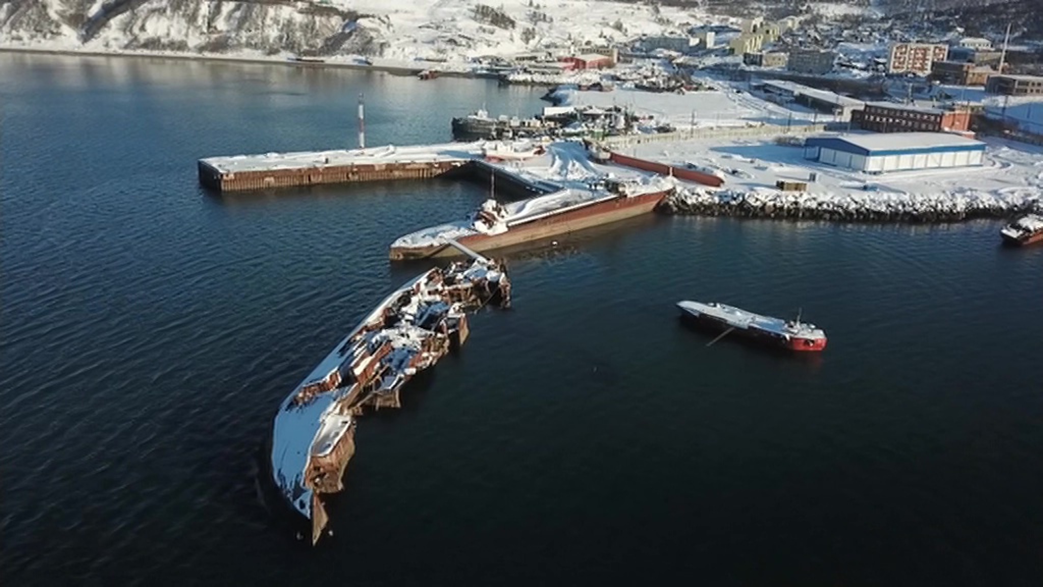 Охотское море очищают от затонувших судов