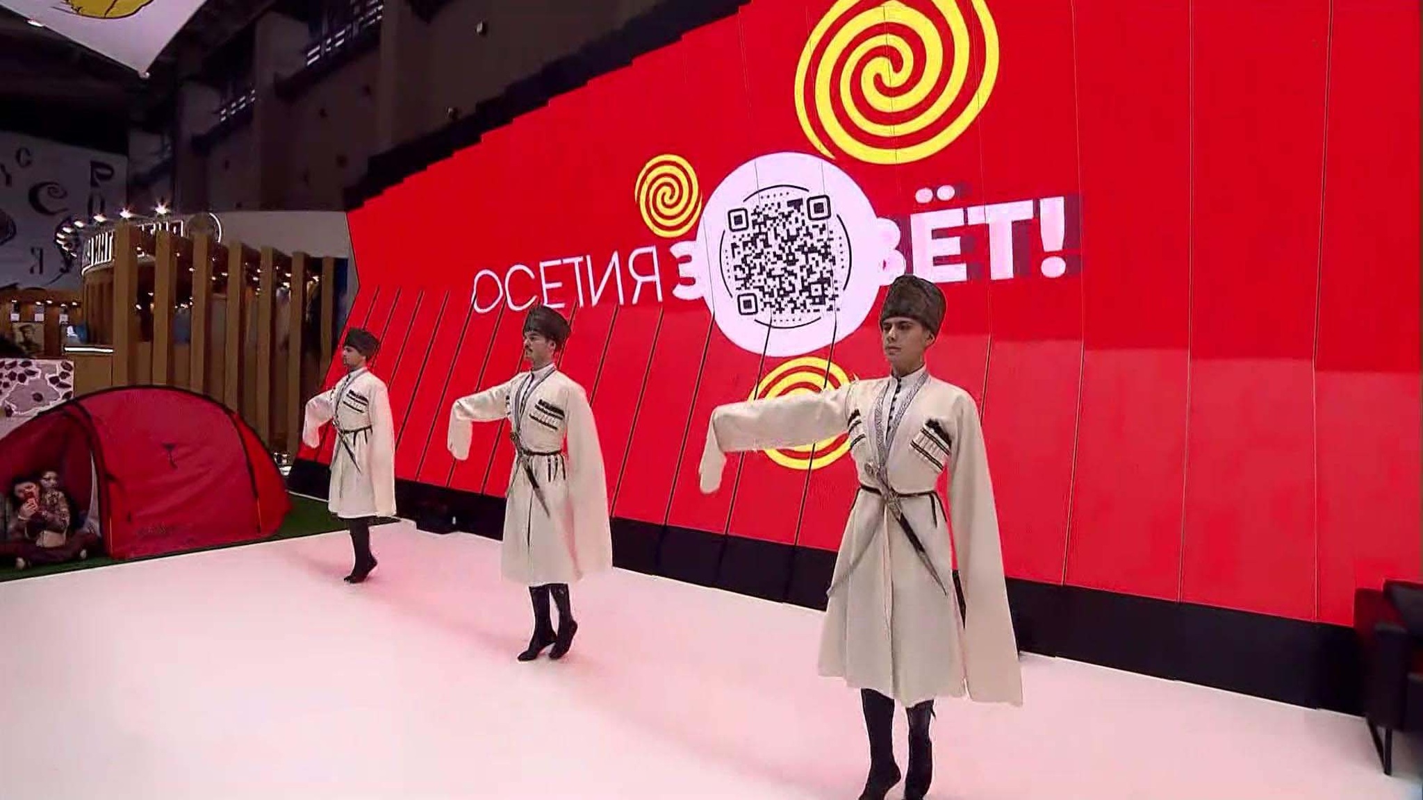 Поесть котлеты из нерки и постоять рядом с вице-премьером: "Россия" ждет гостей