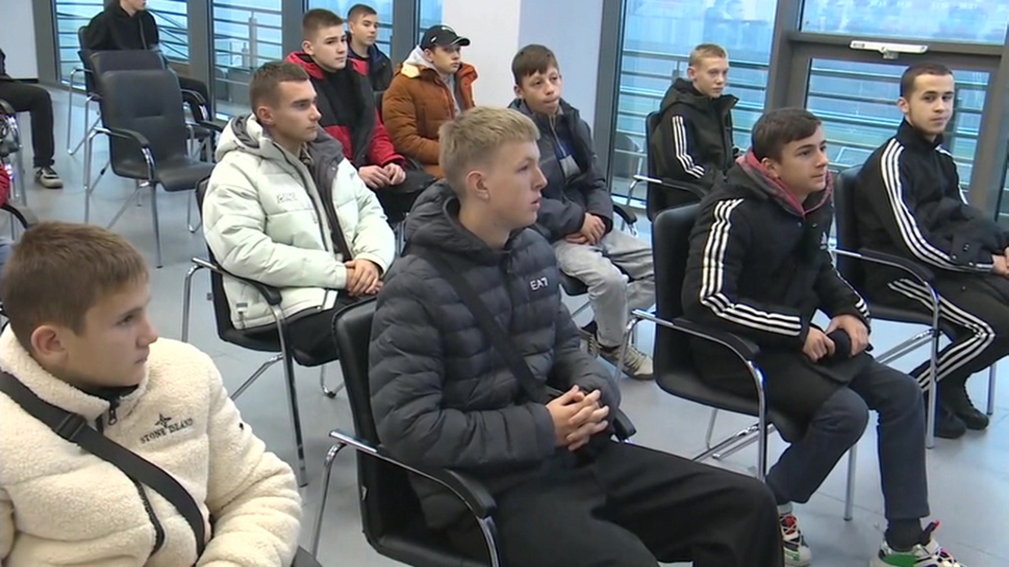 Школьникам Донбасса провели экскурсию по автодрому в Ленобласти