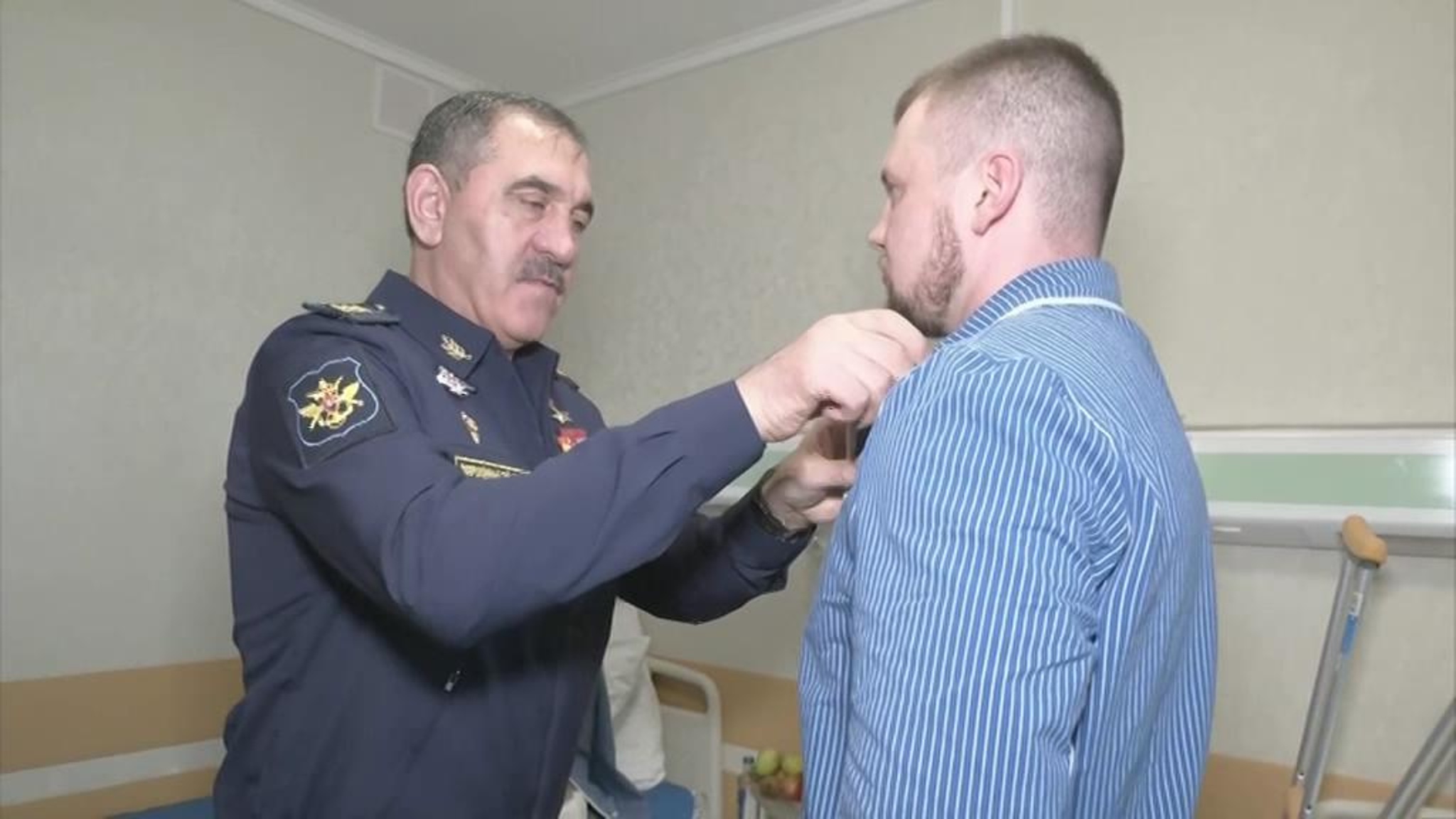 Евкуров вручил награды участникам СВО, проходящим лечение