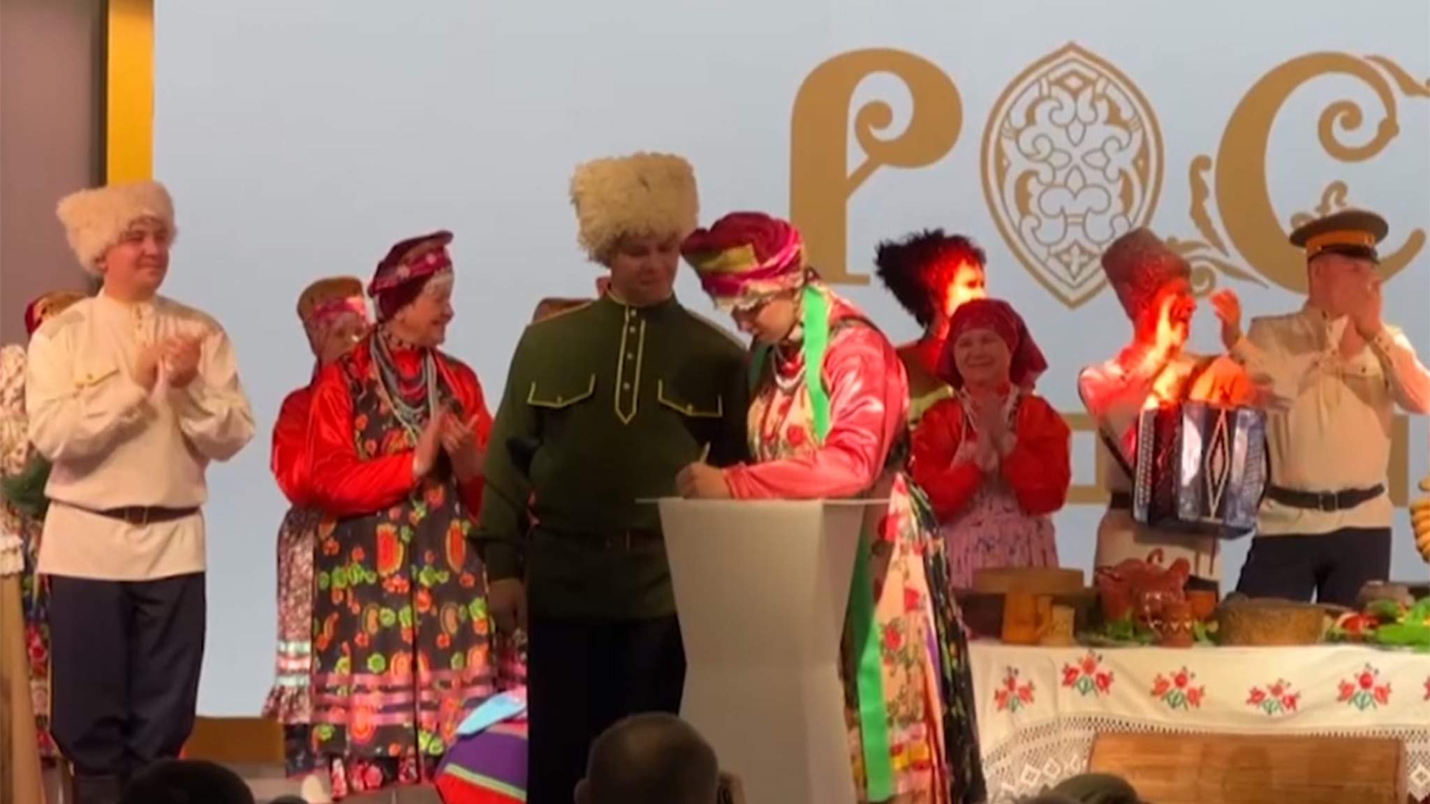 Забайкальцы поженились на выставке "Россия" в обычаях старообрядцев