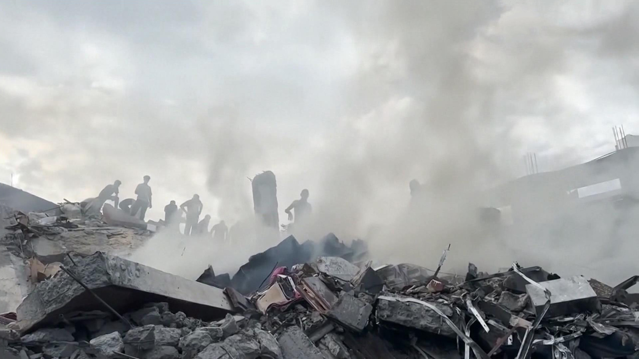 Разбор завалов в Газе не прекращается ни днем, ни ночью