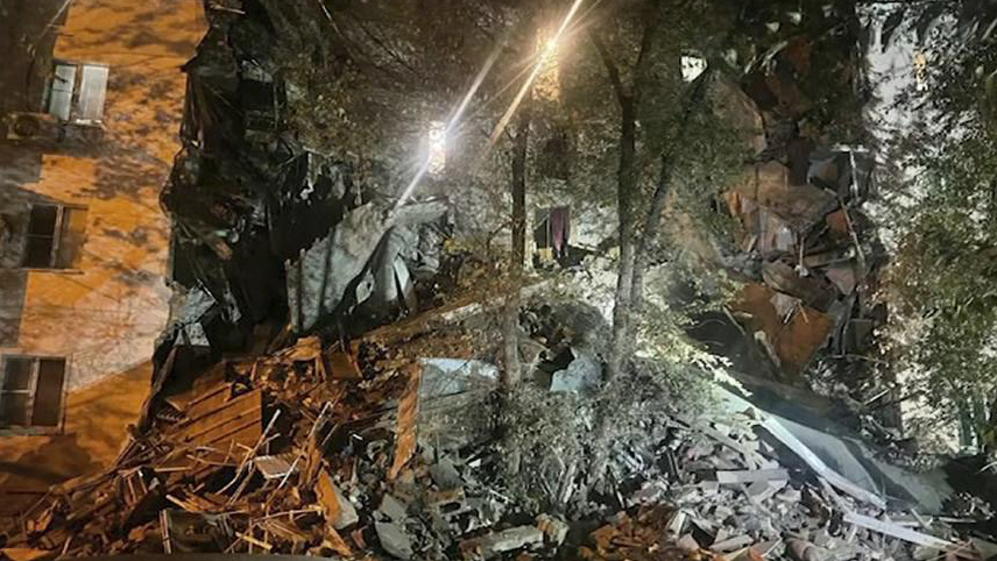 Спасатели приступили к разбору завалов в Астрахани
