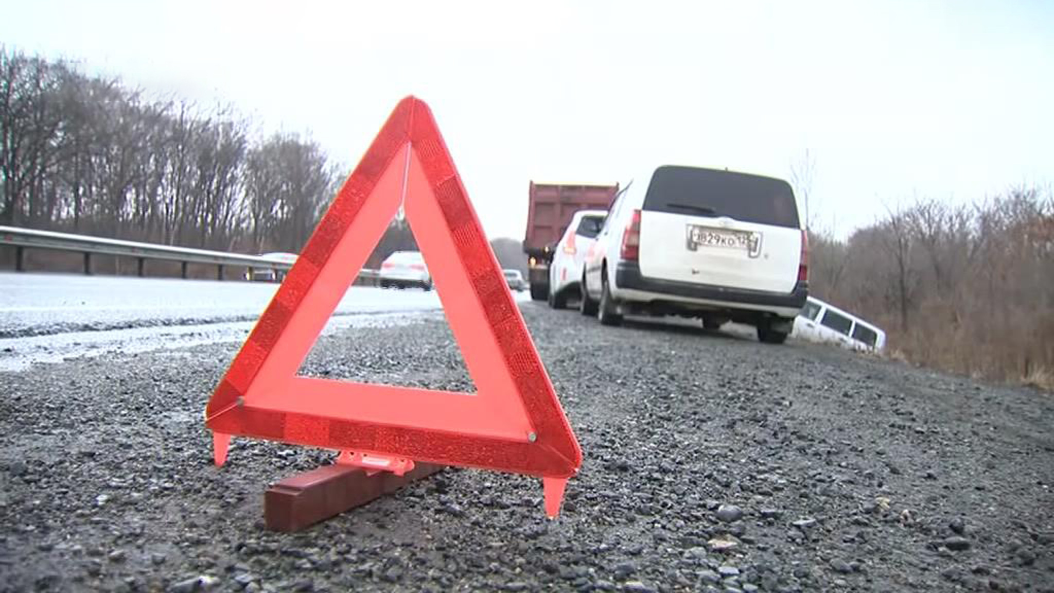 Автобус со школьниками в Приморье перевернулся на скользкой дороге