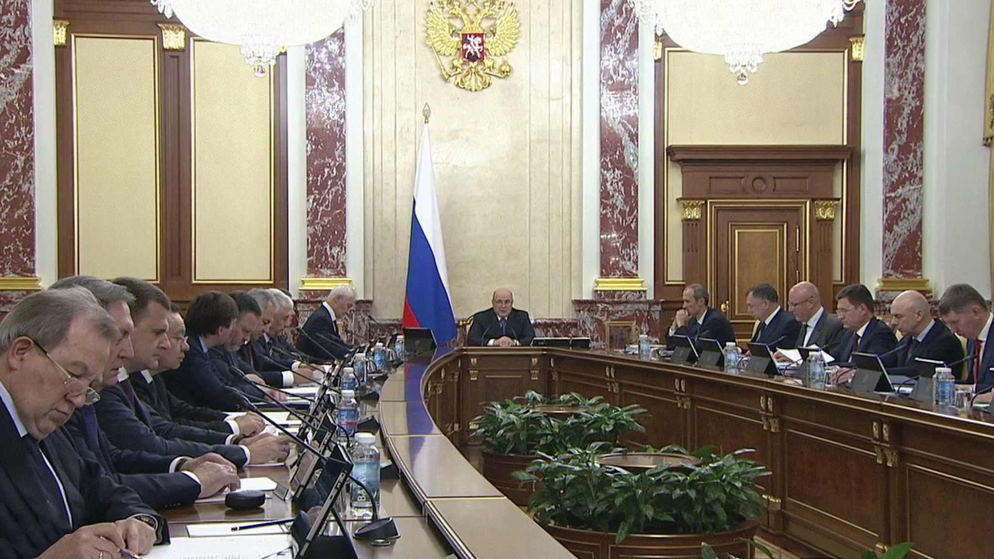Правительство выполняет обязательства перед бюджетниками