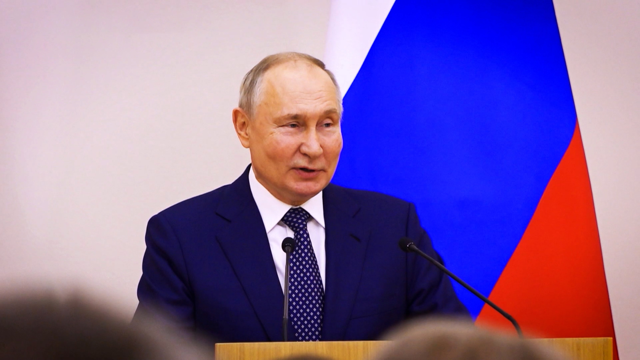 Какую книгу вручили президенту России