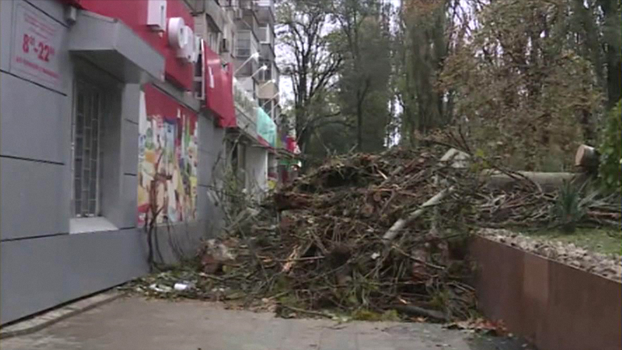 В Керчи в результате непогоды пострадала девочка-подросток
