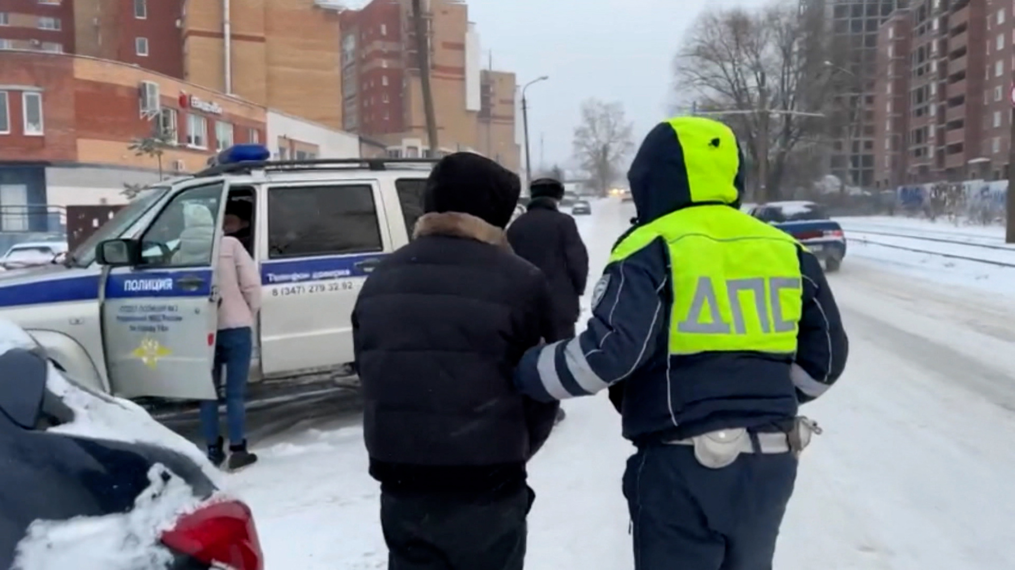 В Уфе неадекватный водитель едва не задавил двух полицейских