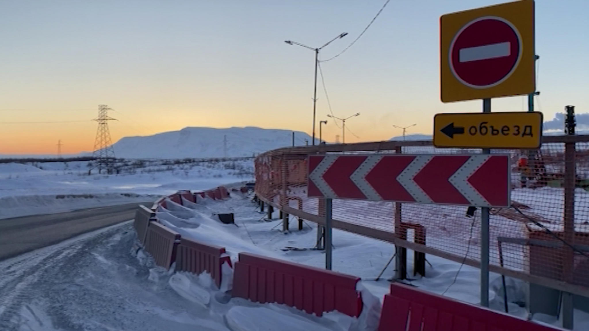 В Норильске мороз не остановил возведение моста через реку Наледную