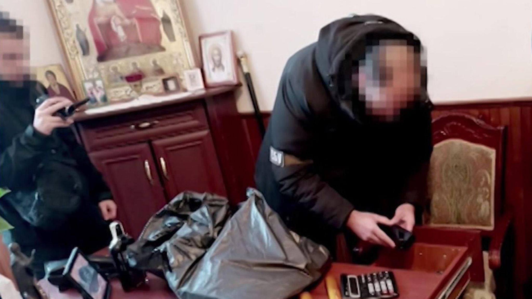 Украинские силовики могут воевать со священниками и детьми