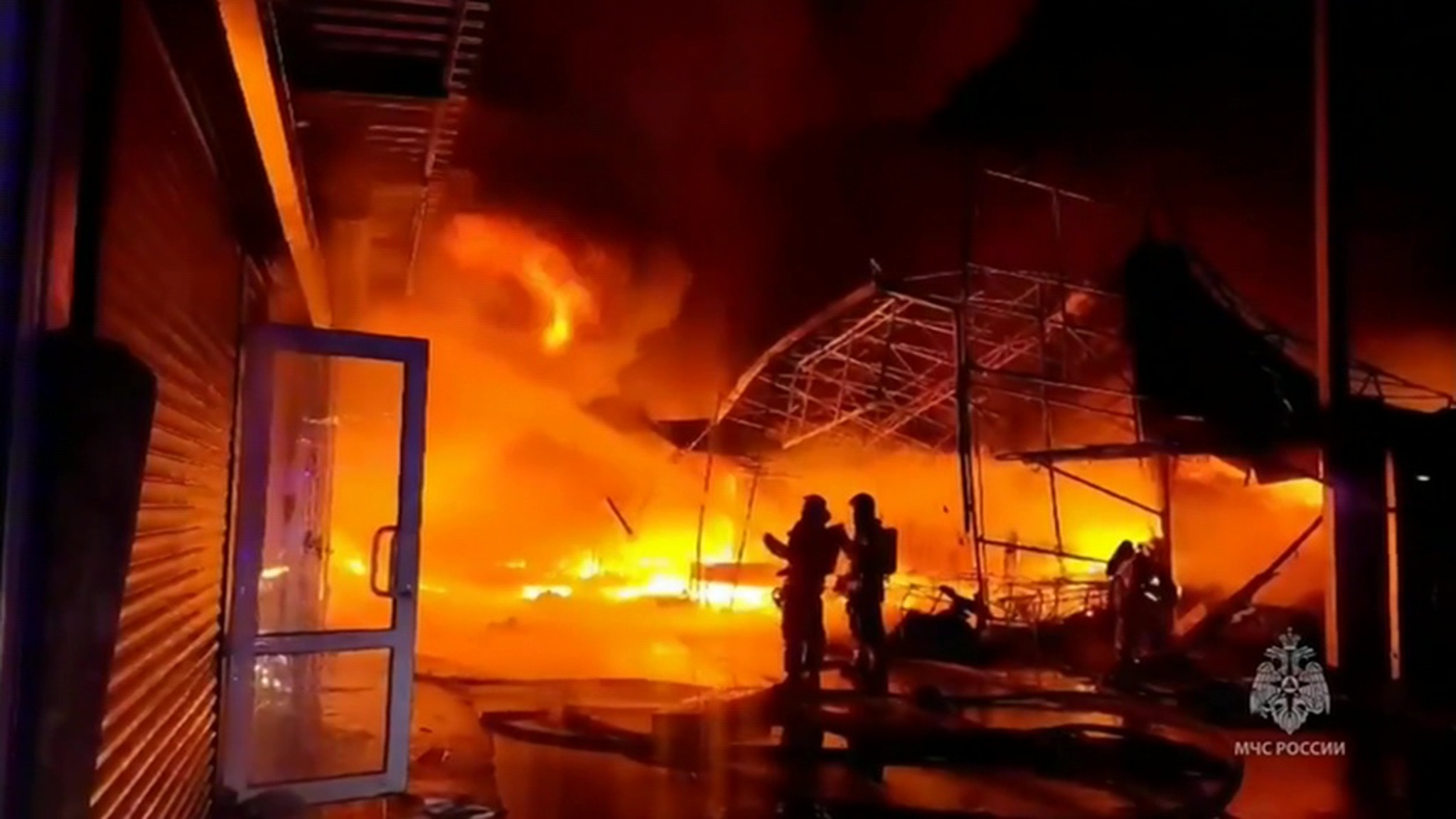 Пожар на вещевом рынке в Ростове-на Дону тушили всю ночь