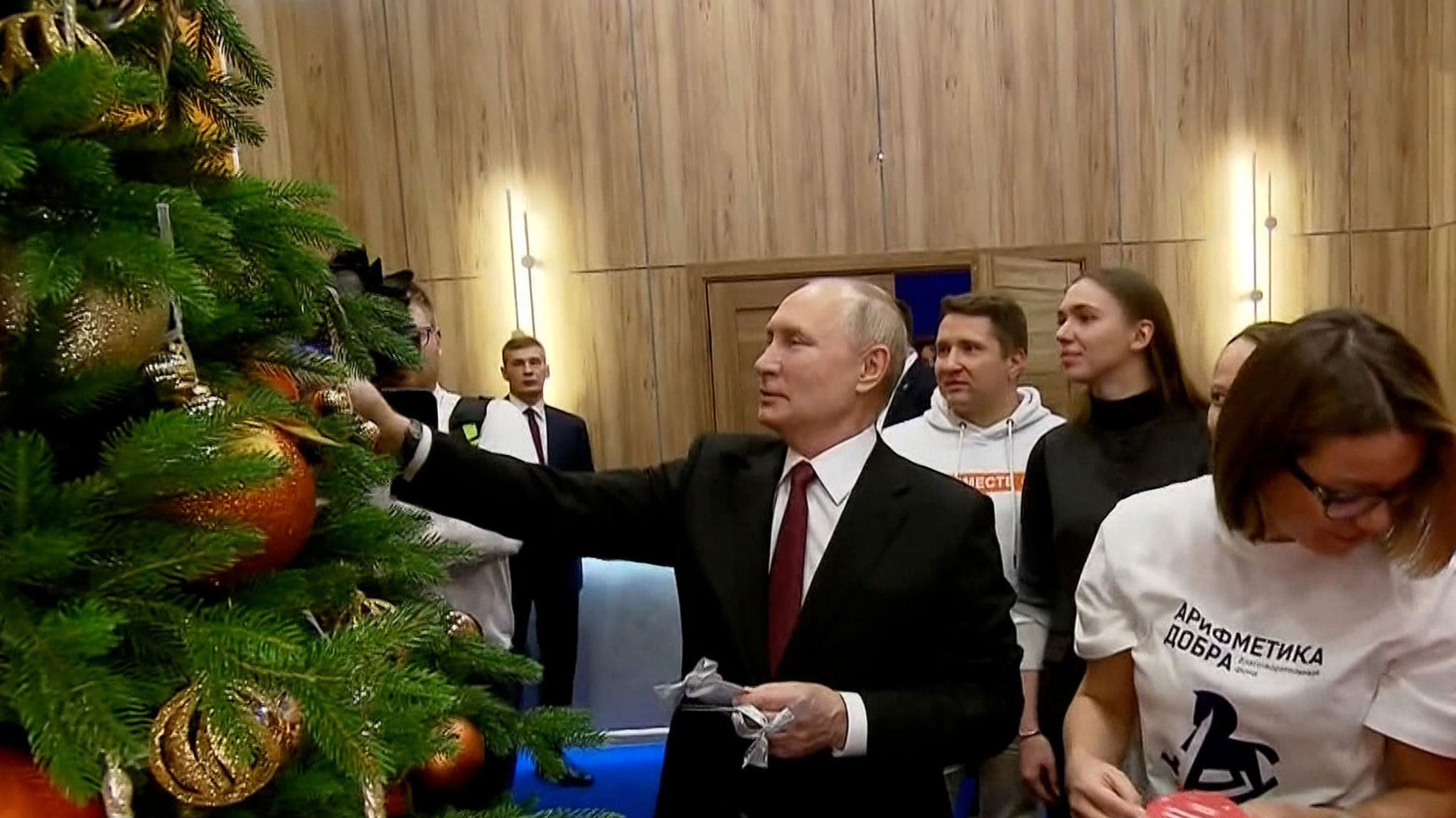 Путин наградил волонтеров и дал старт акции "Ёлка желаний"