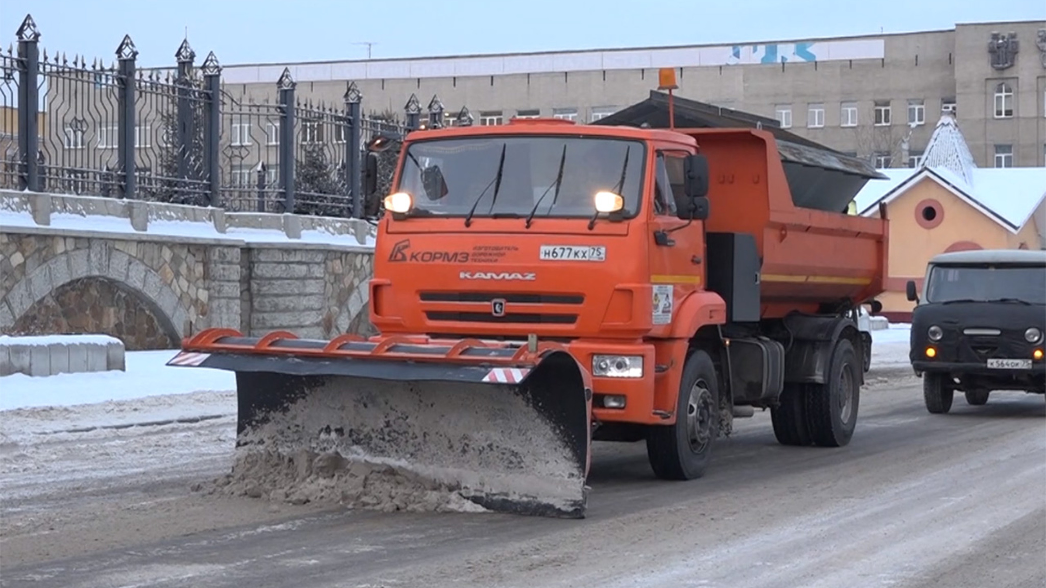 Дороги и тротуары Читы расчищают от снега