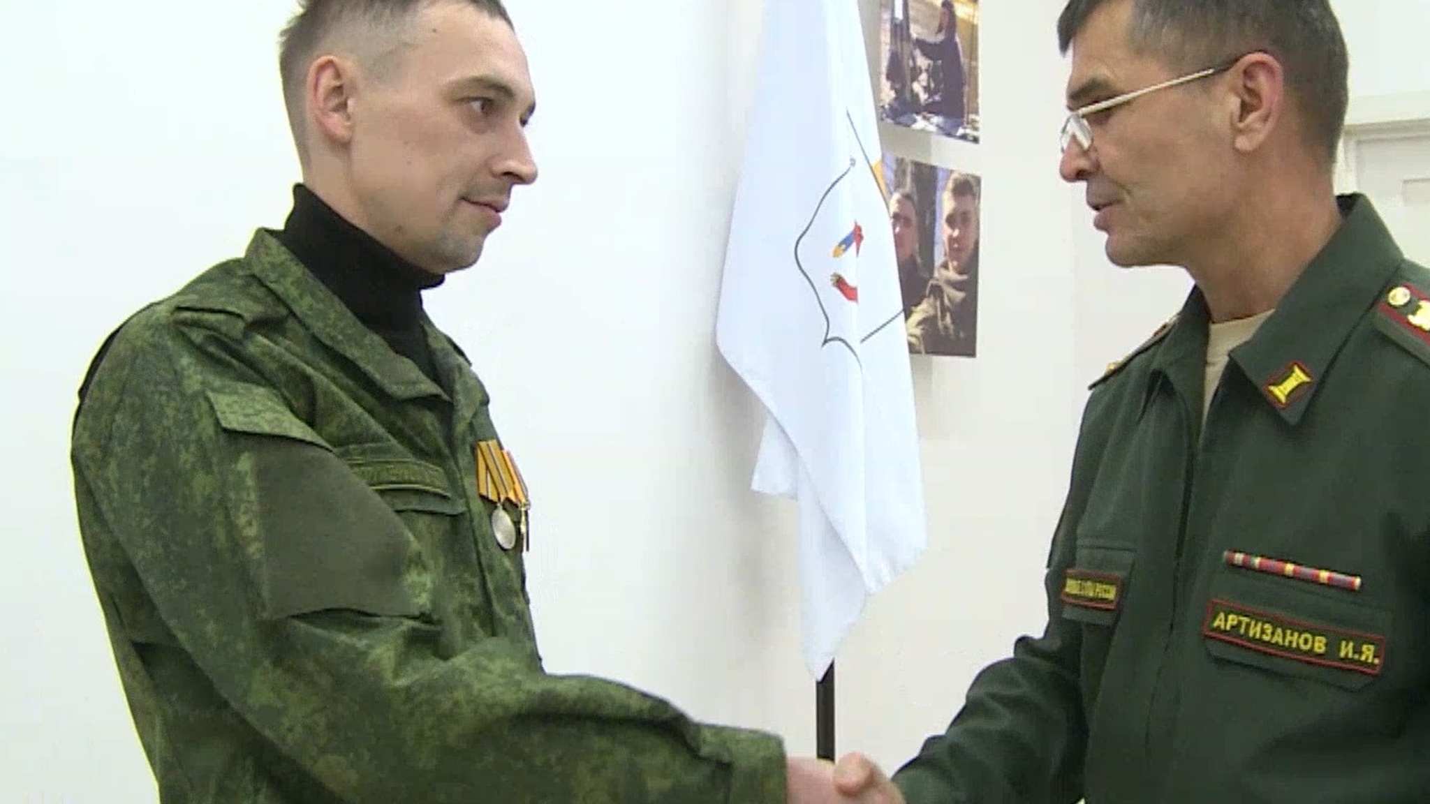 Комиссар Йошкар-Олы вручил награду участнику СВО Дмитрию Селезневу