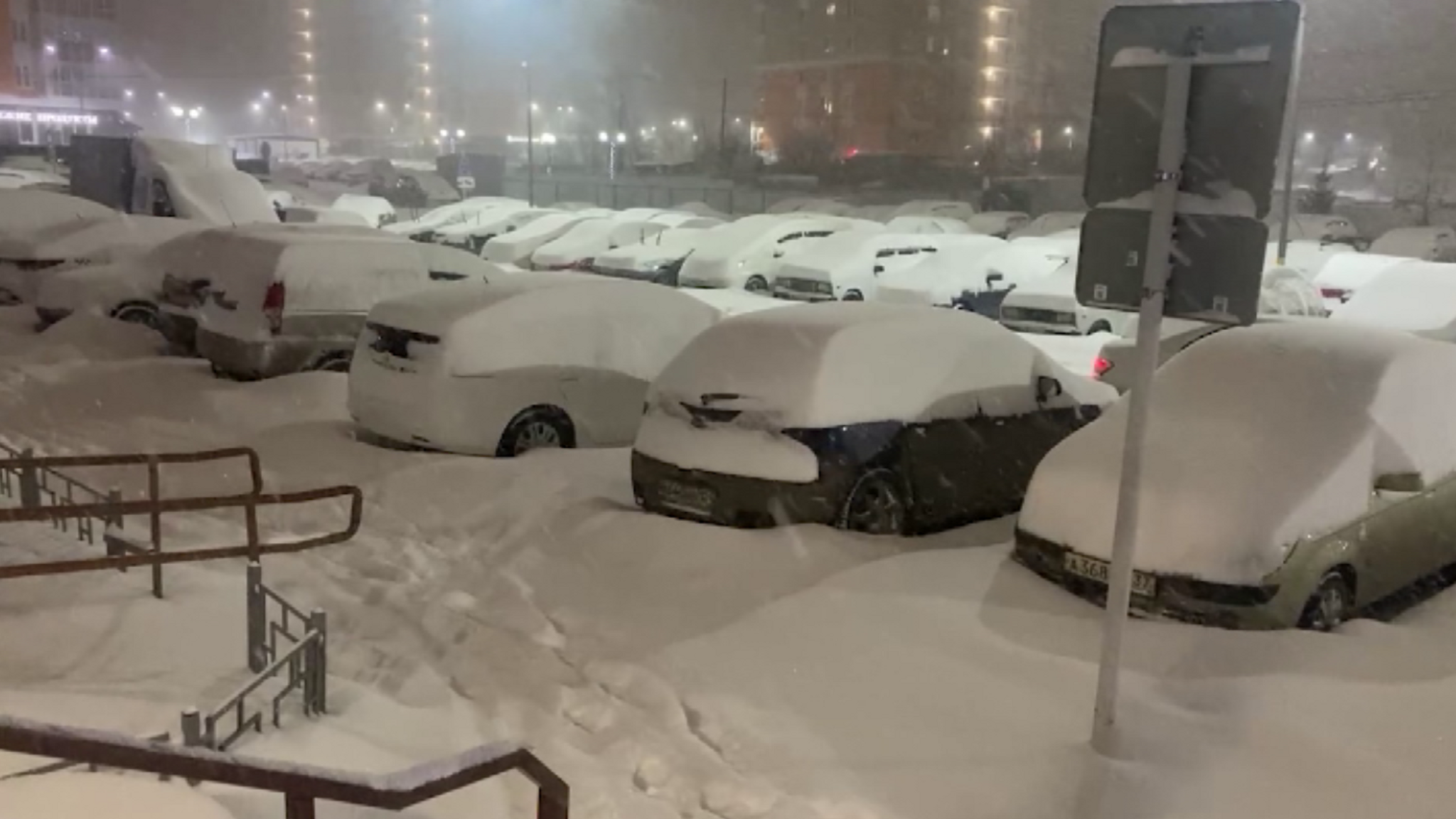 Утром Красноярск утонул в снегу