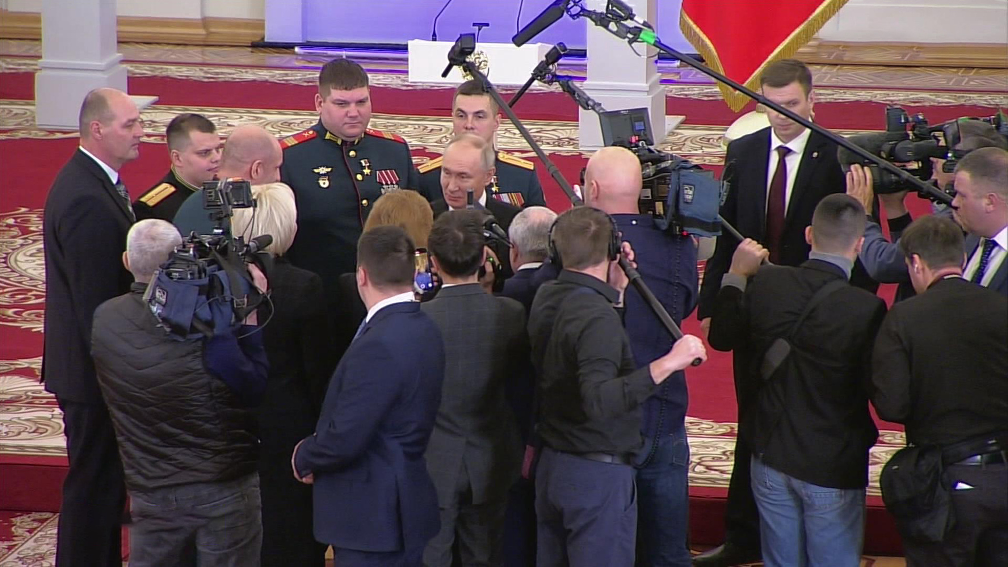 Команда президента: Путин не смог отказать гостям церемонии в Кремле