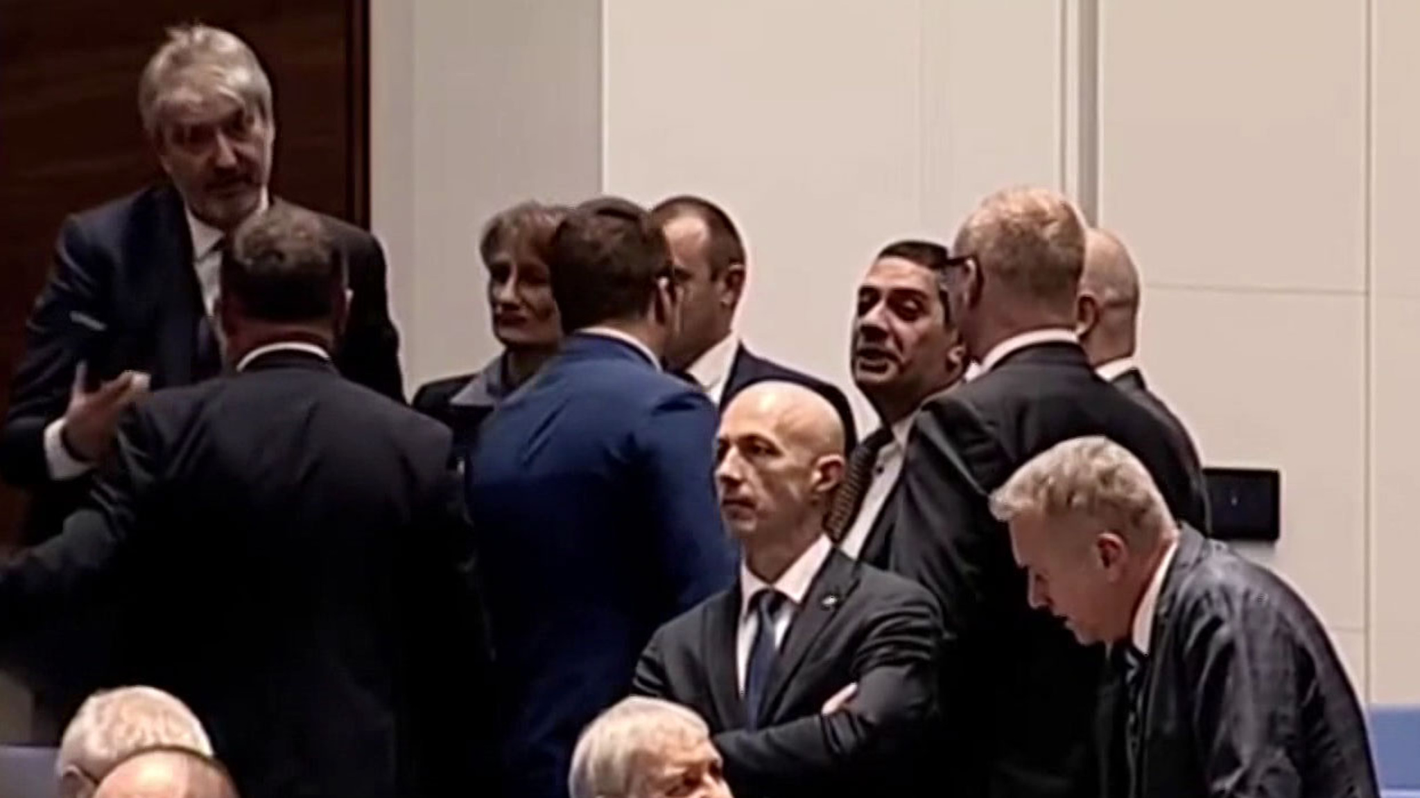 Болгарские депутаты чуть не подрались из-за Украины