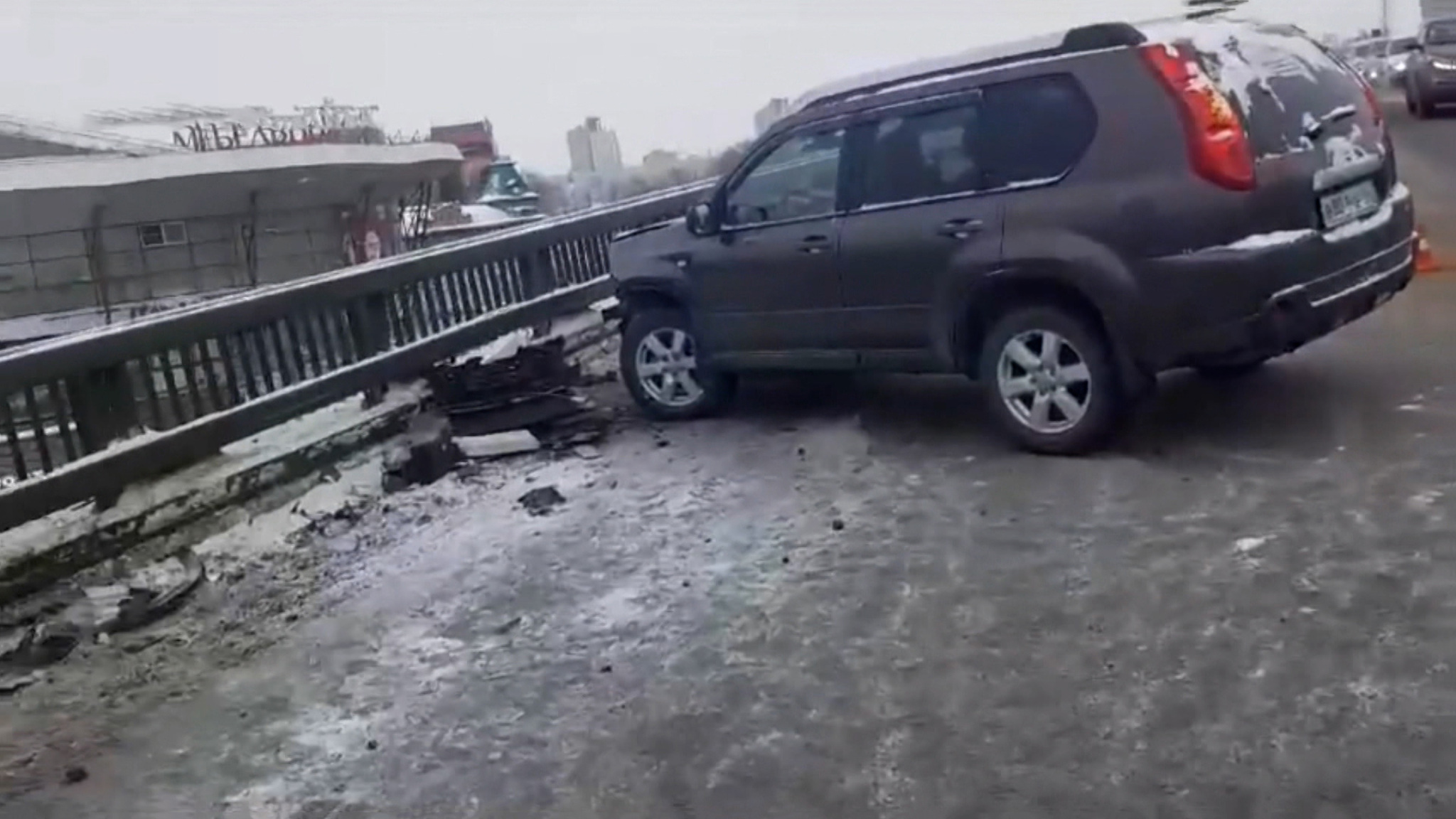 Водитель Nissan протаранил две столкнувшиеся машины