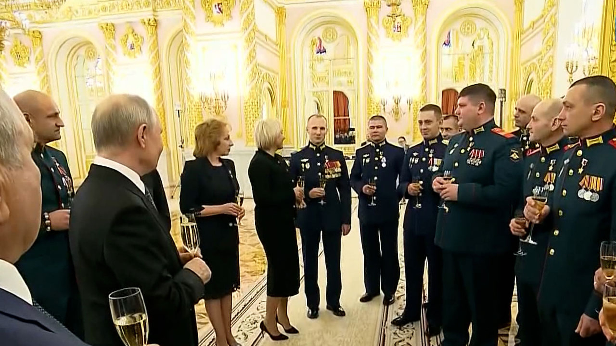 "Сложнее и прозаичнее, чем бокал шампанского". О чем Путин говорил с героями