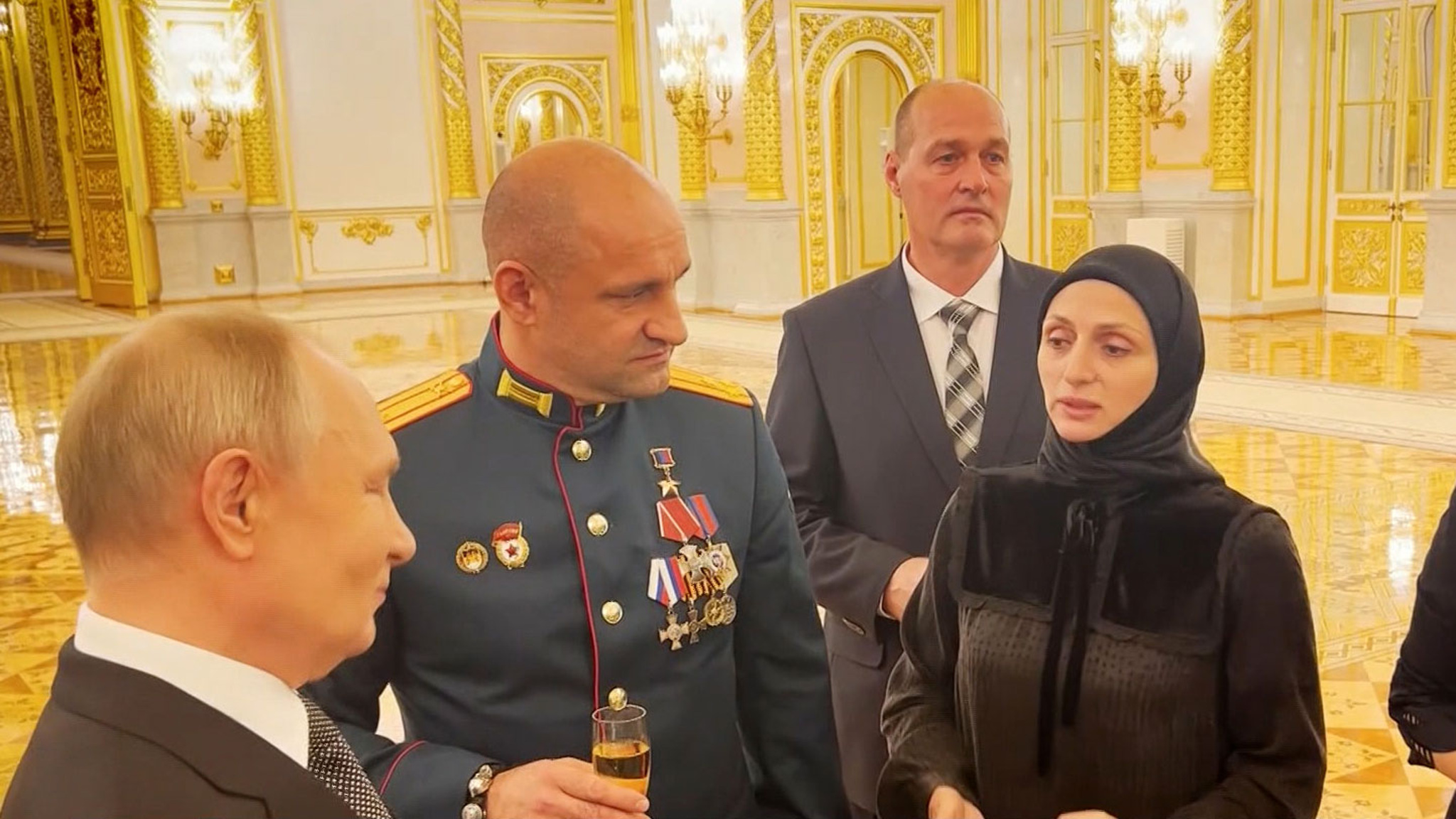 "Беречь ребят, но делать". Путин поговорил с Жогой