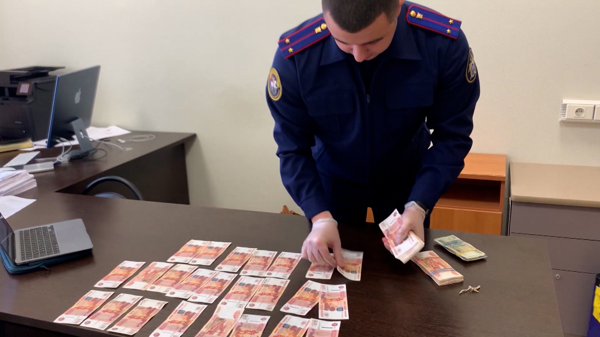 Задержаны подозреваемые во взятках за выдачу квот на мигрантов