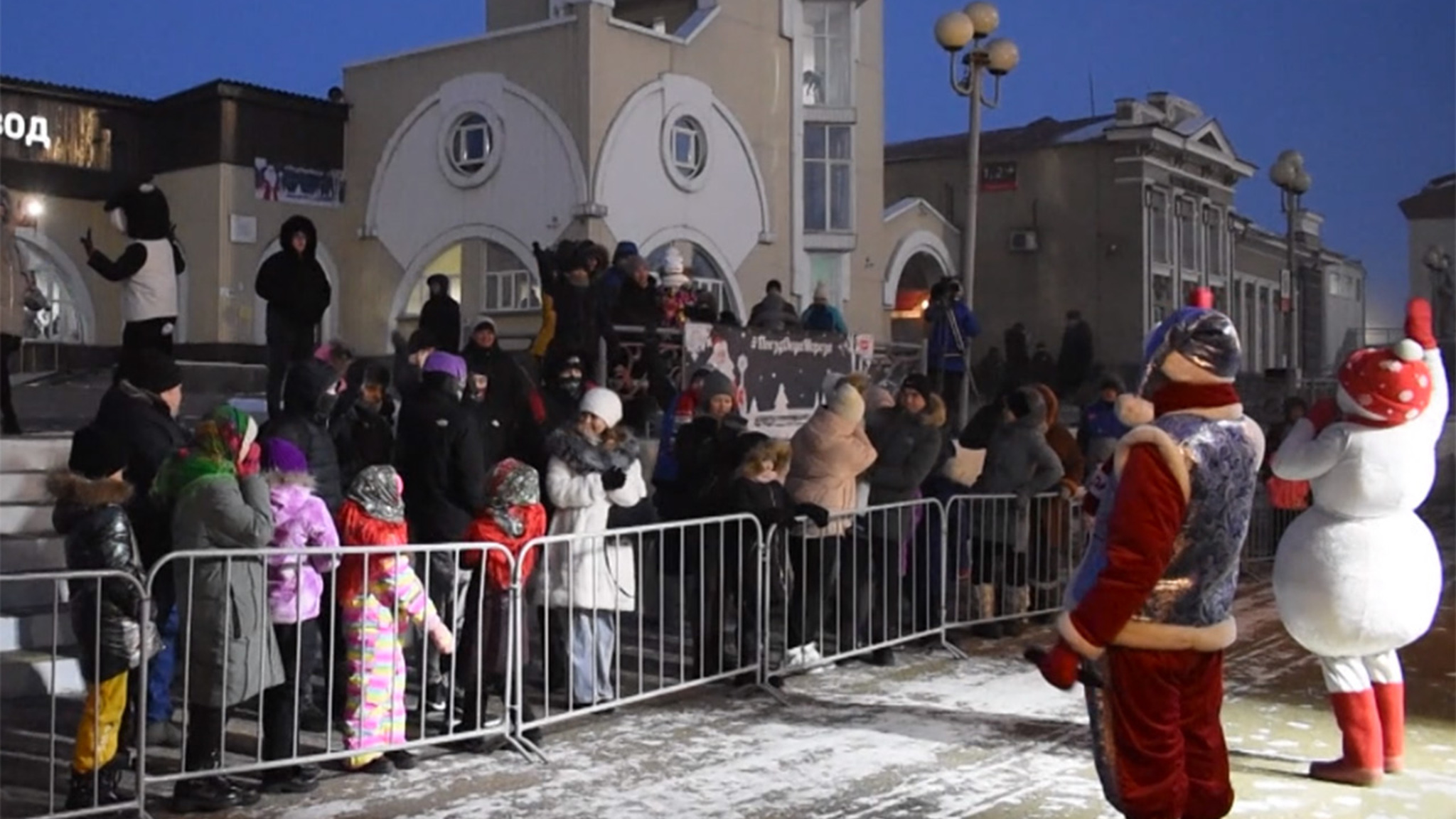Поезд Деда Мороза прибыл в Петровск-Забайкальский
