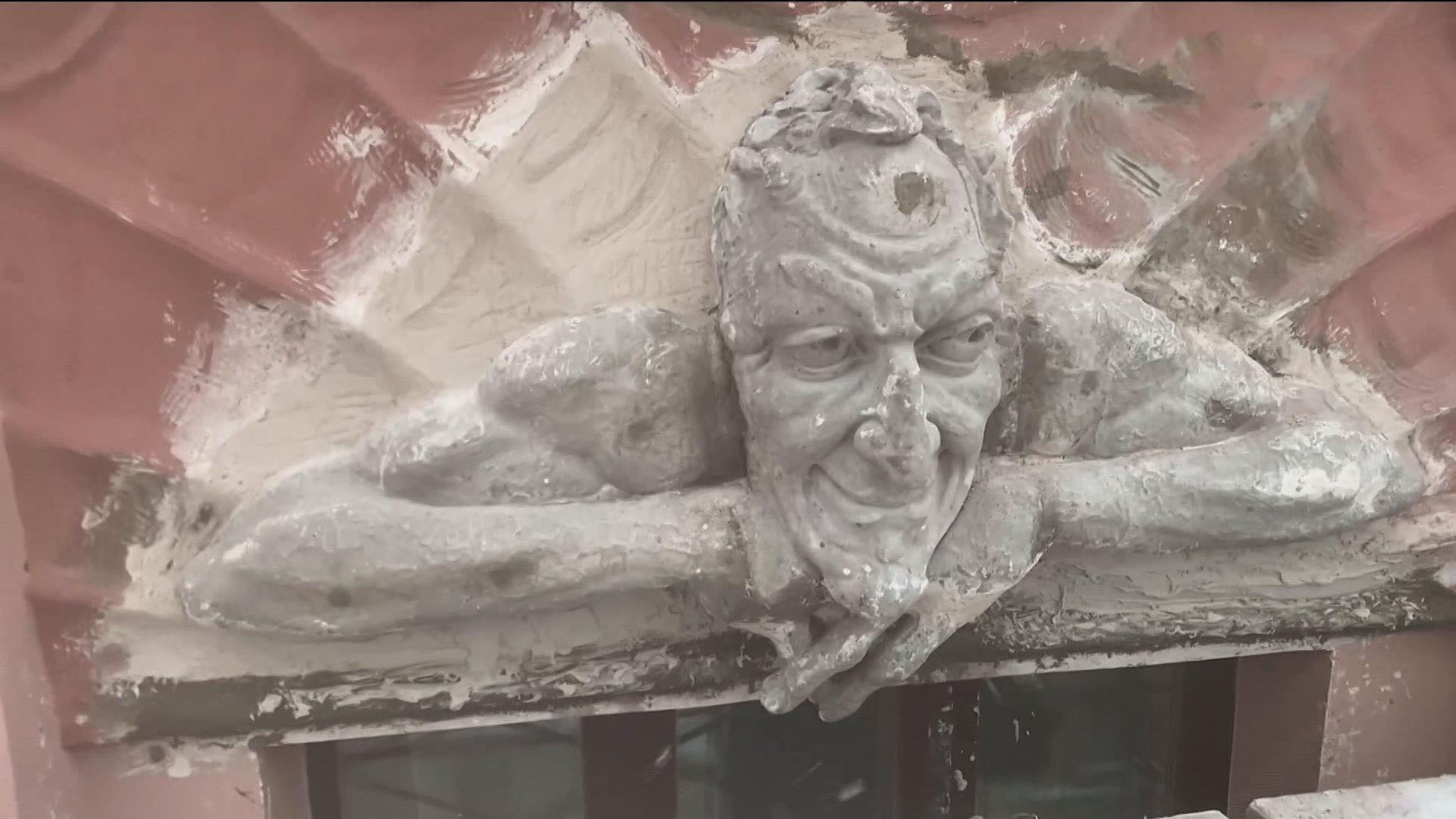 Барельеф Мефистофеля в Петербурге вернулся на историческое место