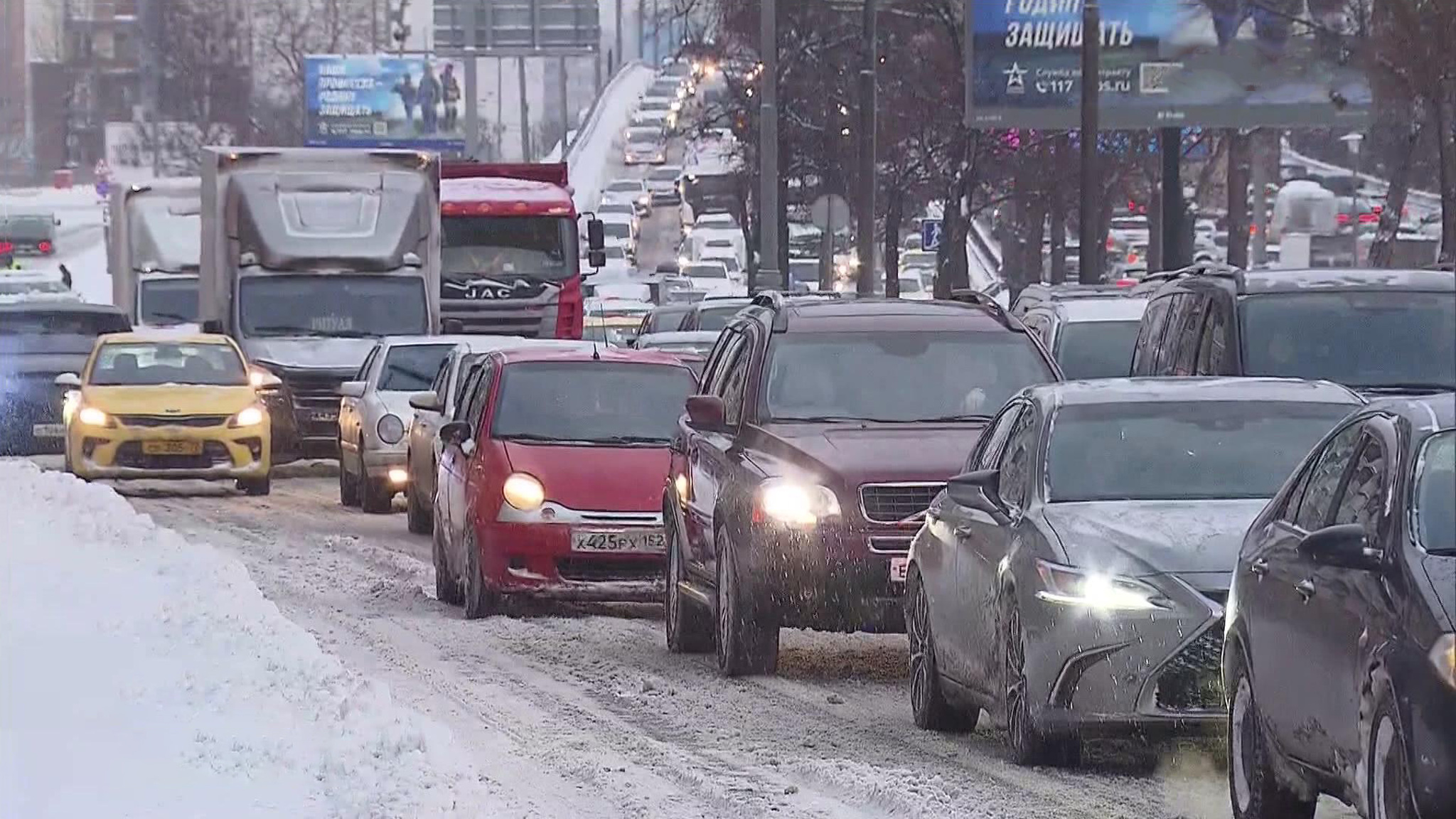 В Подмосковье пассажиры помогали выталкивать автобус из сугроба