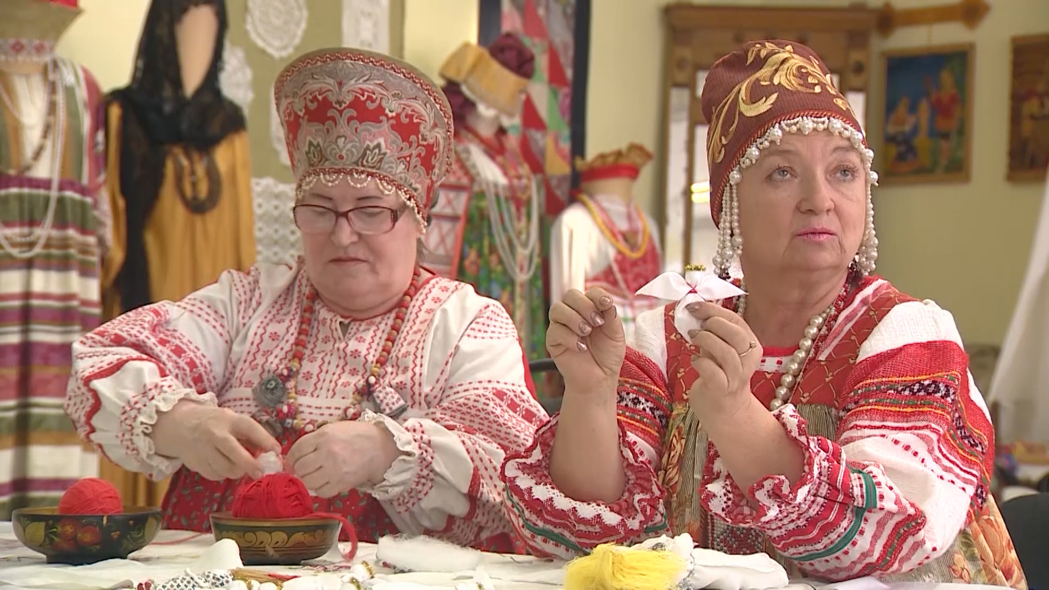 Волгоградские мастерицы изготовили вестников Рождества для украшения елки в музее "Херсонес Таврический"