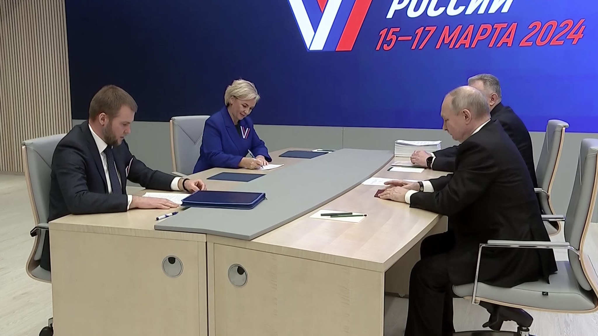 Путин подал в ЦИК пакет необходимых документов