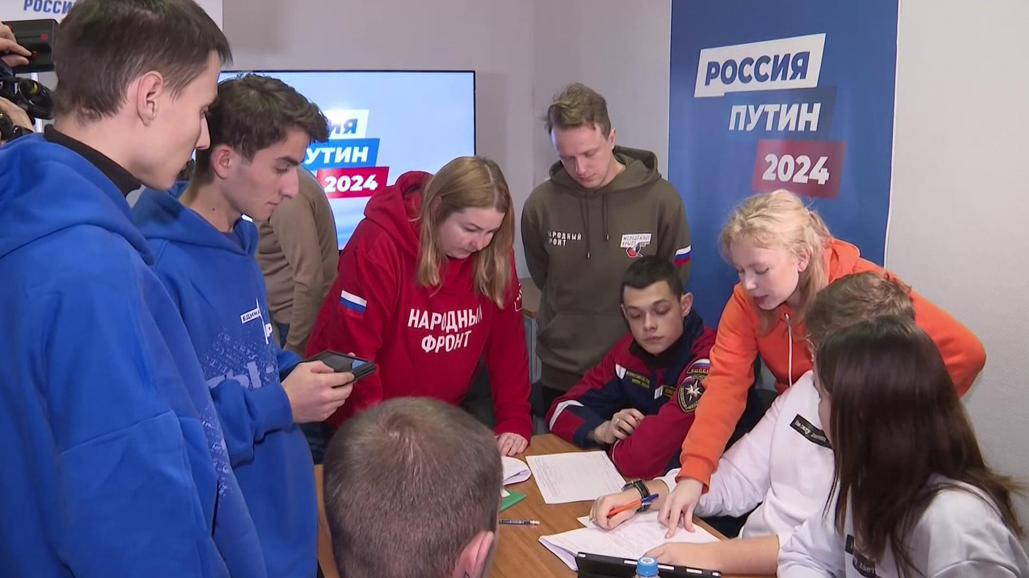 Избиратели собирают подписи за Владимира Путина