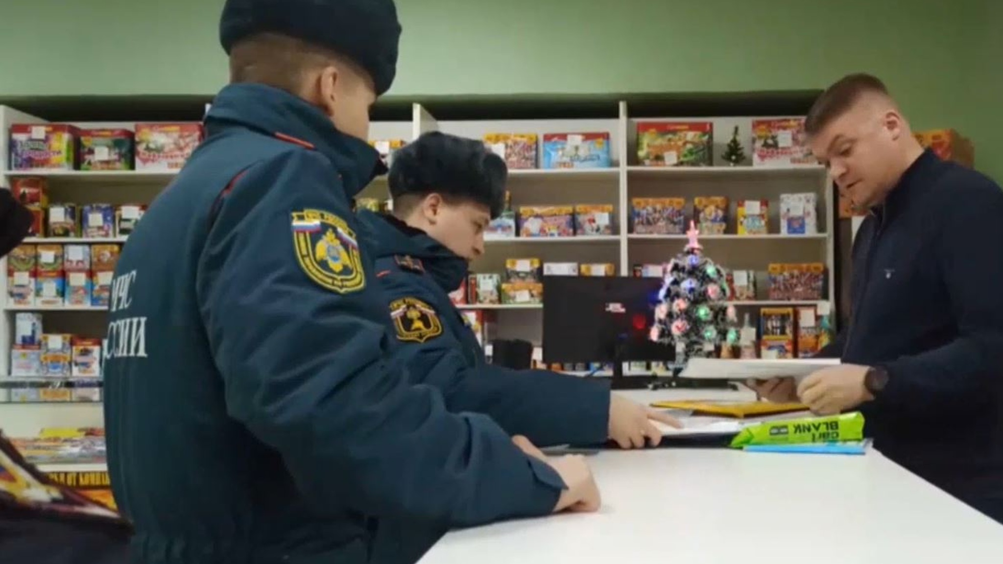 Спасатели Марий Эл проверяют магазины пиротехники и напоминают о правилах безопасности