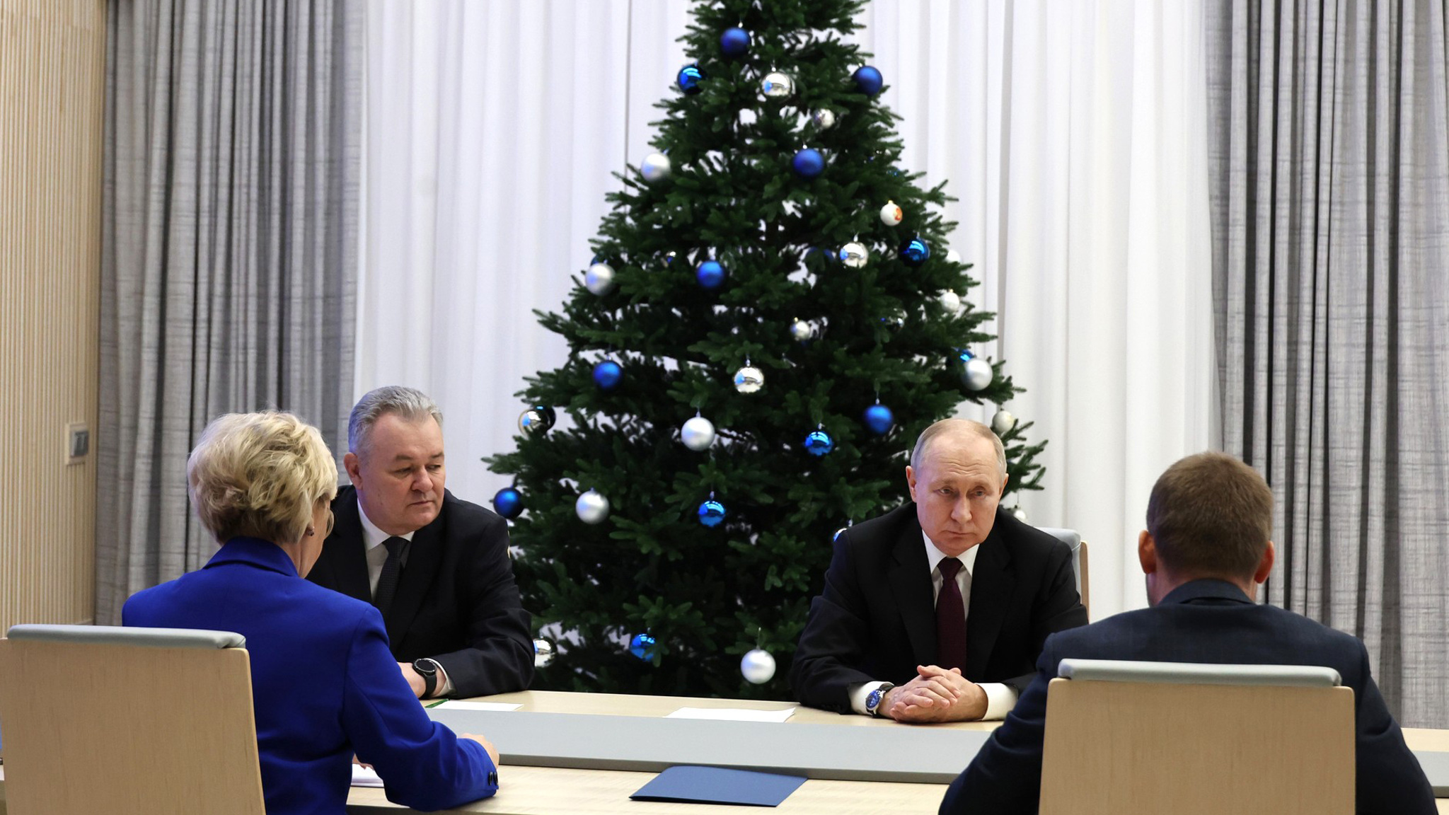 Путин в ЦИК признался, что ему не хватило места для ФИО
