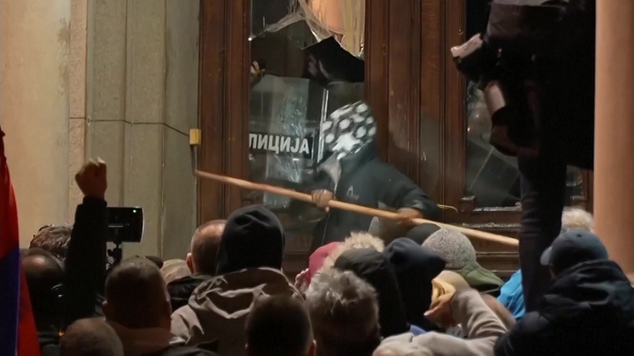 Власти Белграда устраняют последствия беспорядков