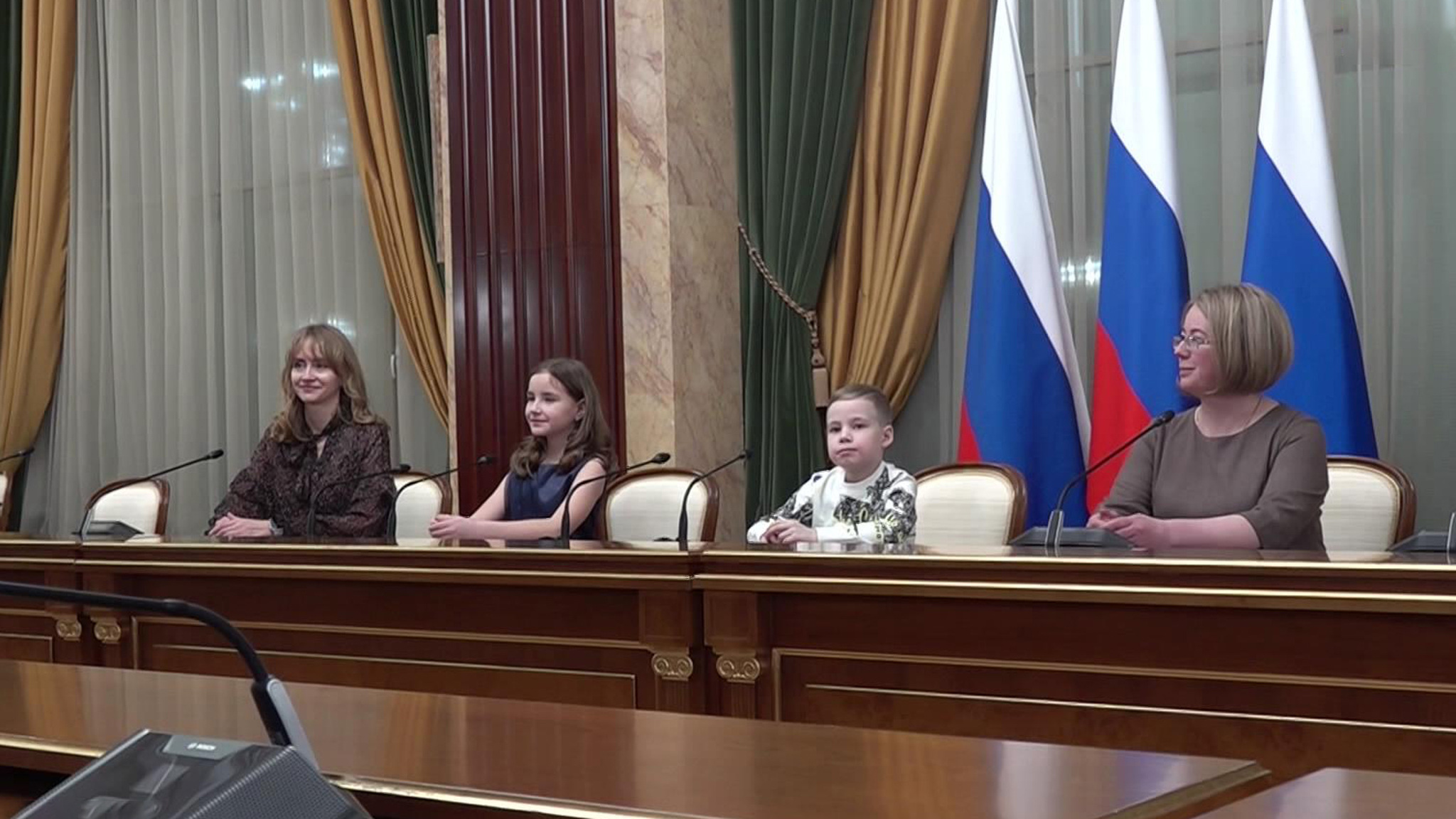 Михаил Мишустин в Белом доме вручил подарки детям с "Елки желаний"