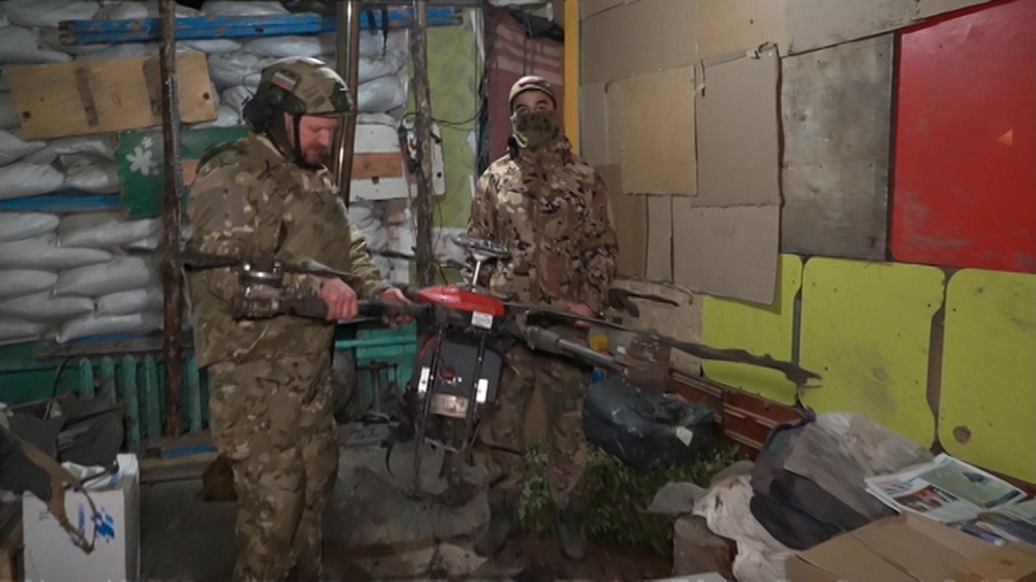 Беспилотники таранят друг друга в воздухе