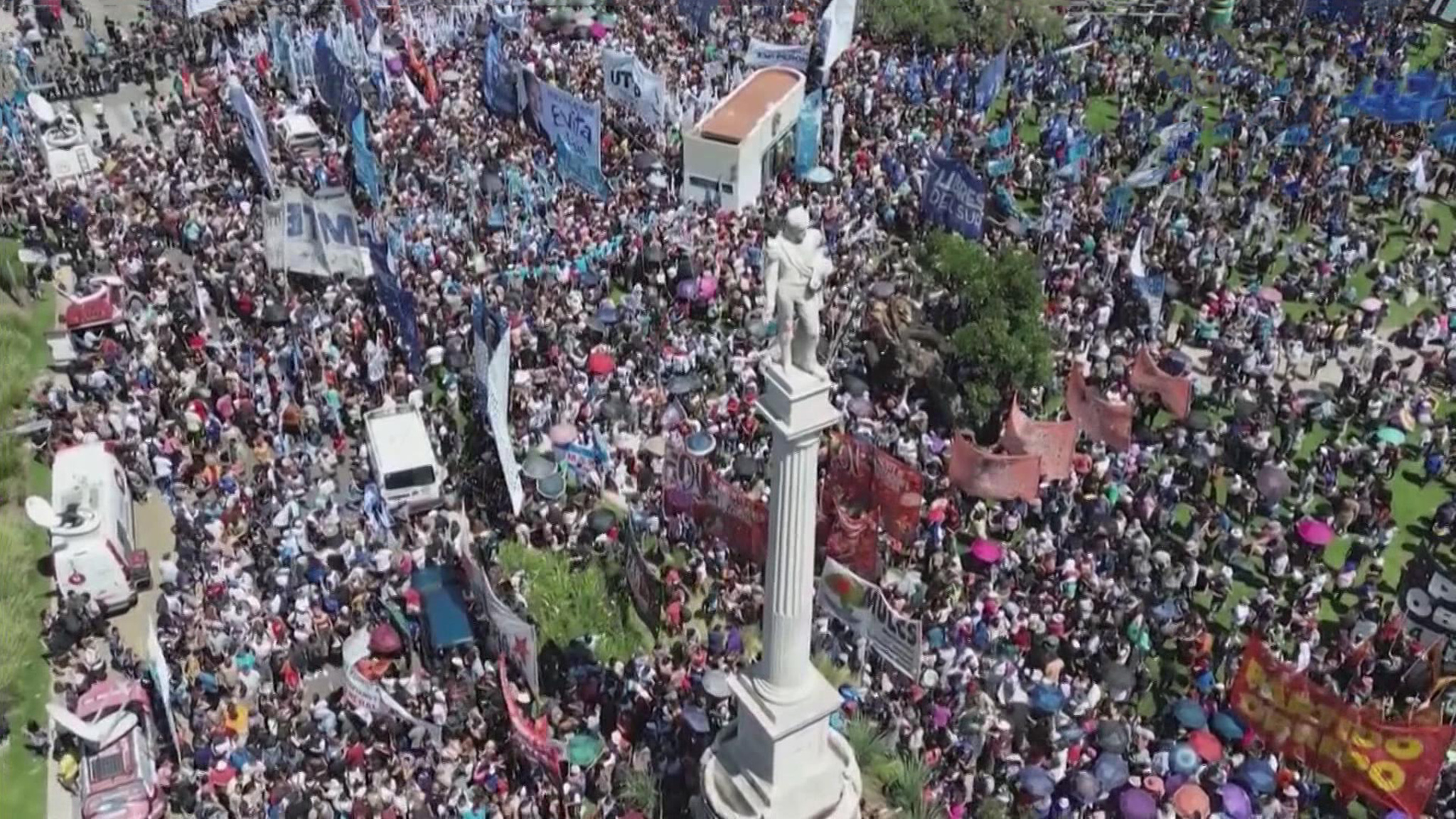 За что на аргентинского президента ополчились даже сторонники